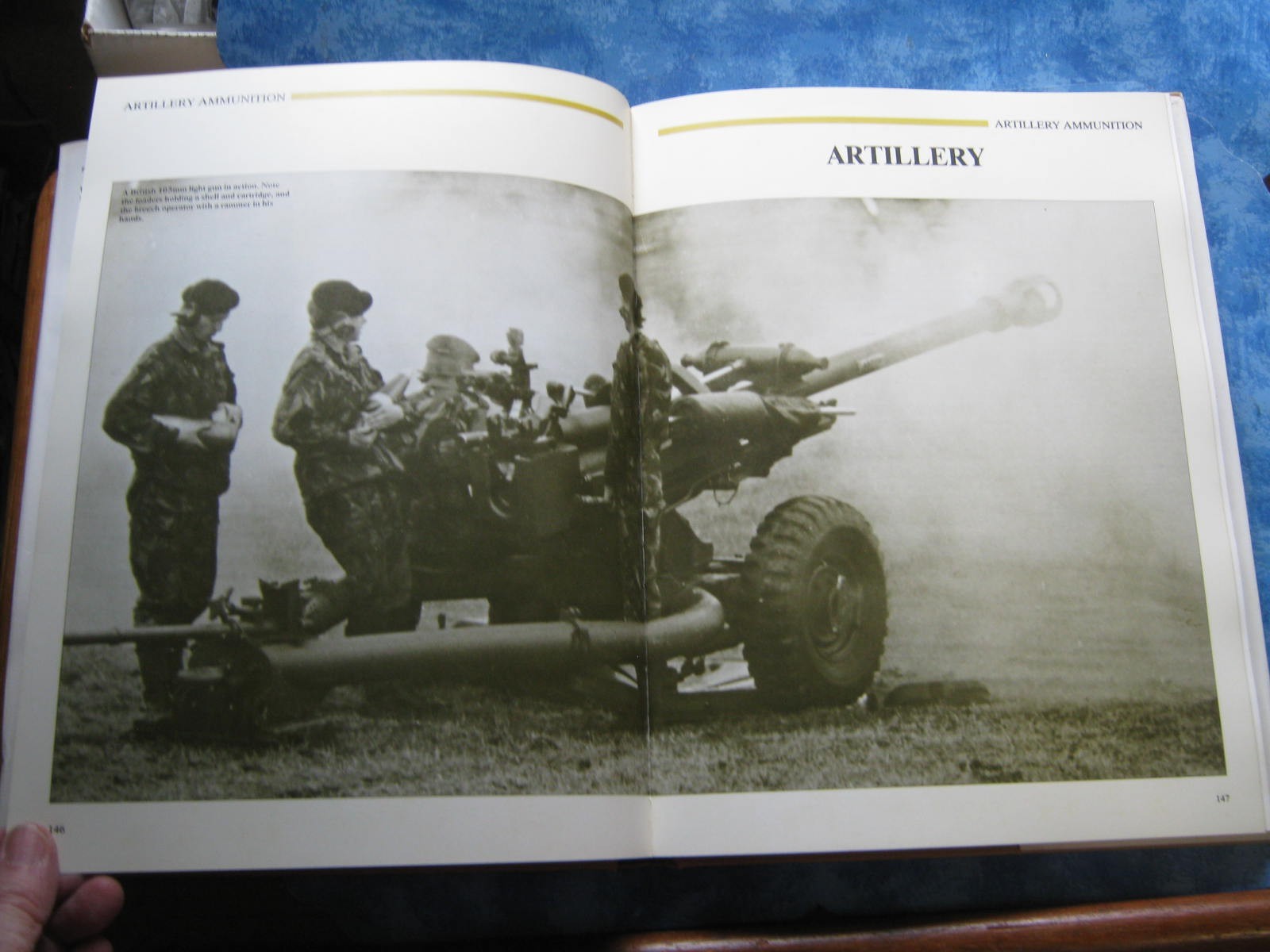 THE ILLUSTRATED ENCYCLOPEDIA OF AMMUNITION Ian V. Hogg LARGE HCDJ 1985 VGC