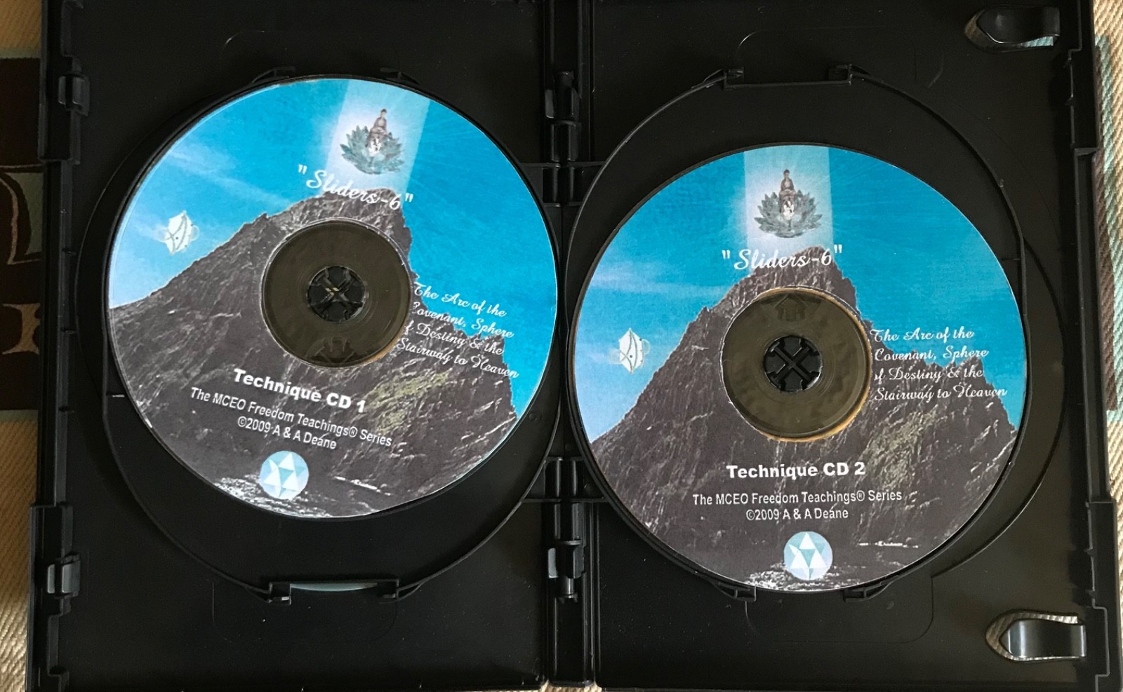ASHAYANA DEANE, VOYAGER, Sliders 6, BOOKLET 35 Pages, (5) DVD’s & 2 cd’