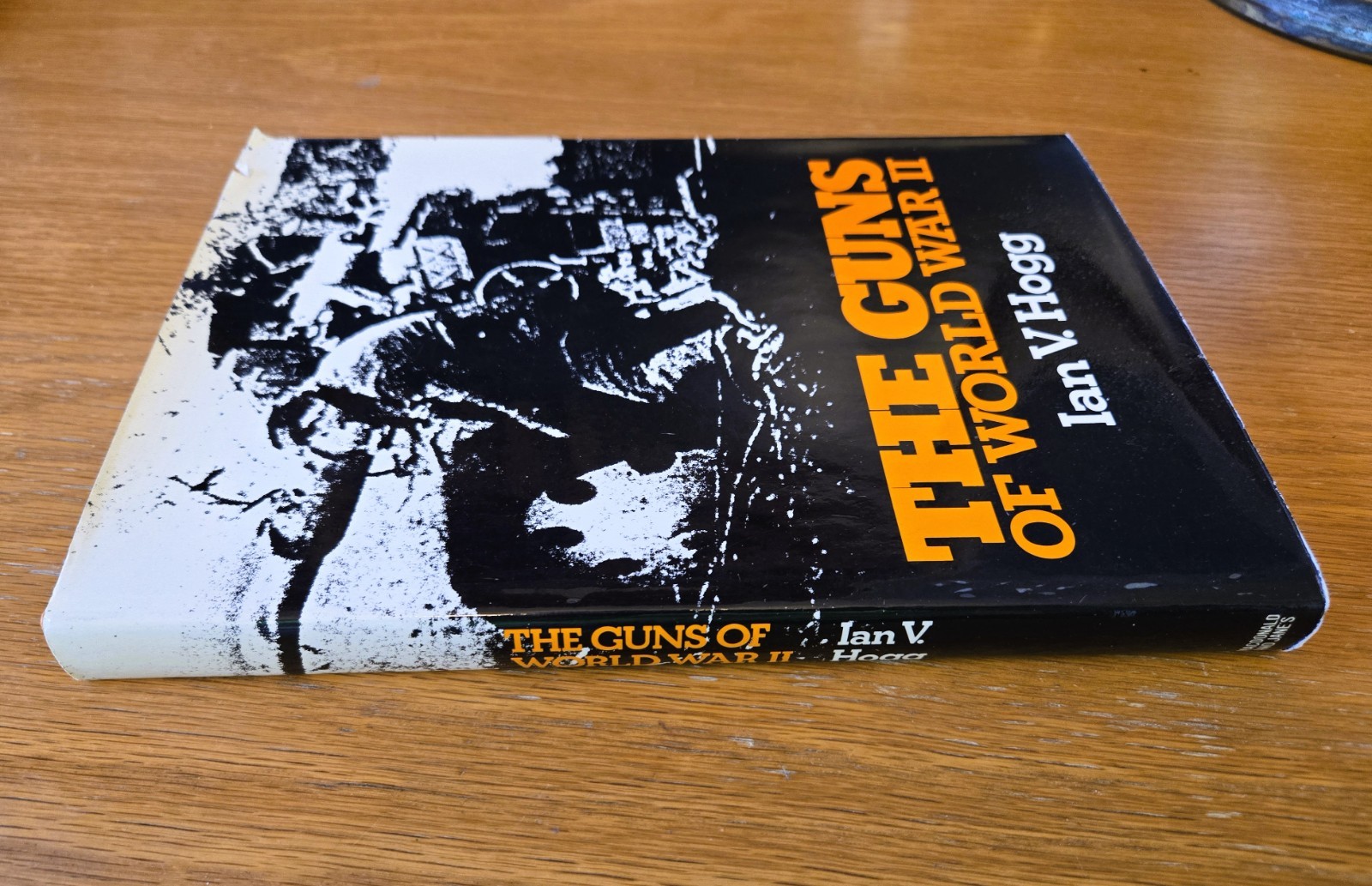 Guns of World War Two by Ian V. Hogg (1979, Hardcover)
