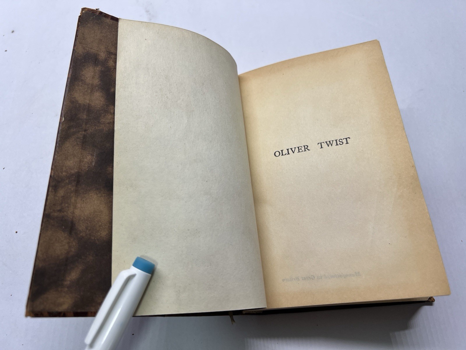 Oliver Twist by Charles Dickens: Collins Clear Type Press