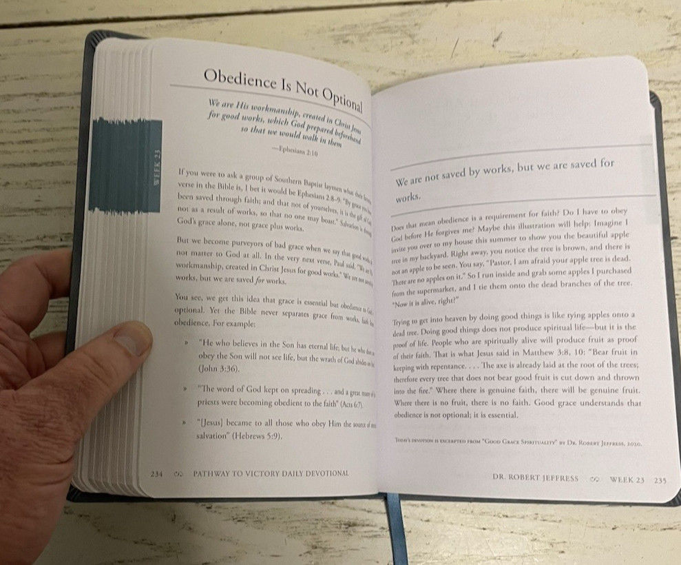 Pathway To Victory Daily Devotional Book Leatherette Dr Robert Jeffress 2022