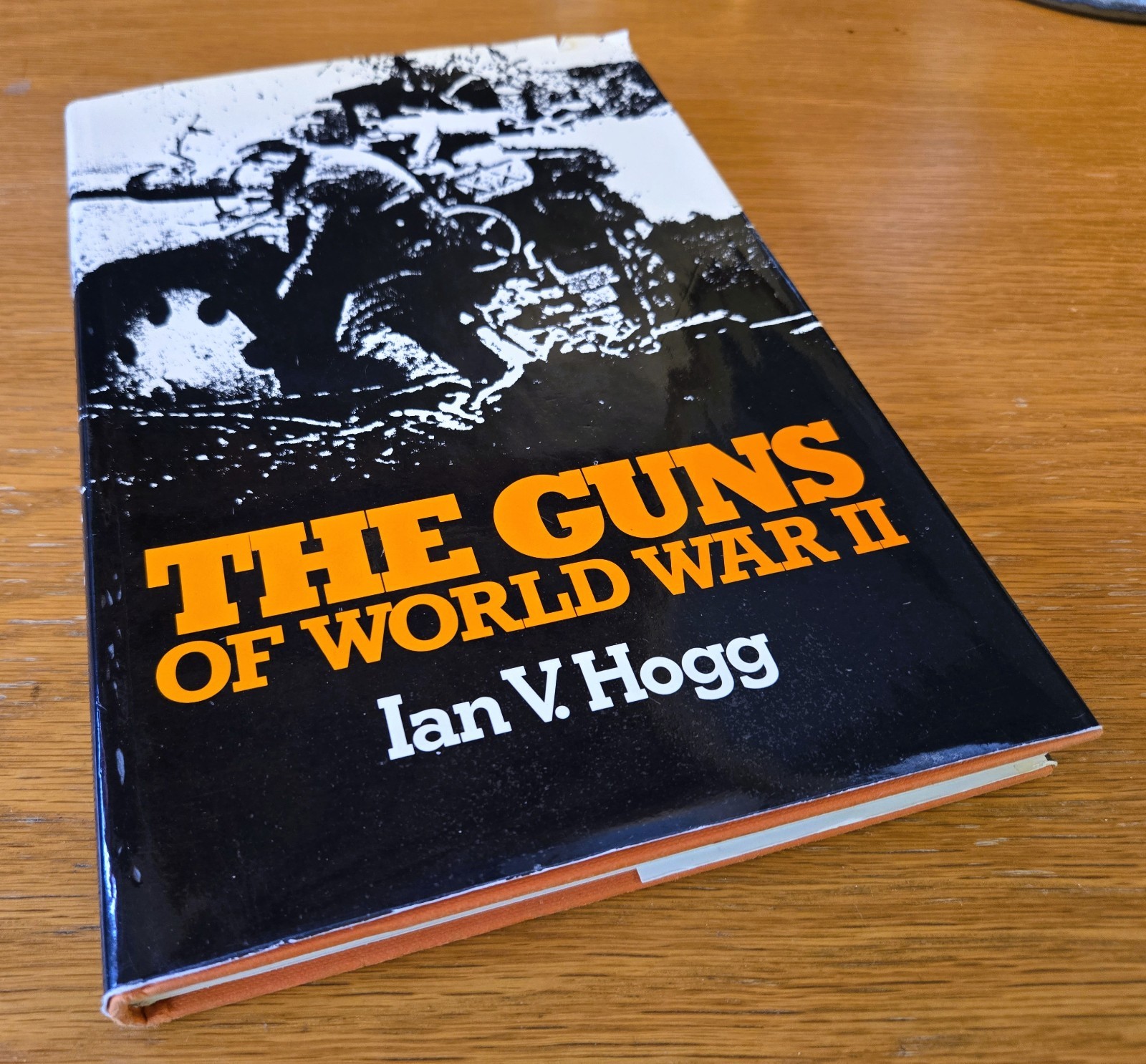 Guns of World War Two by Ian V. Hogg (1979, Hardcover)