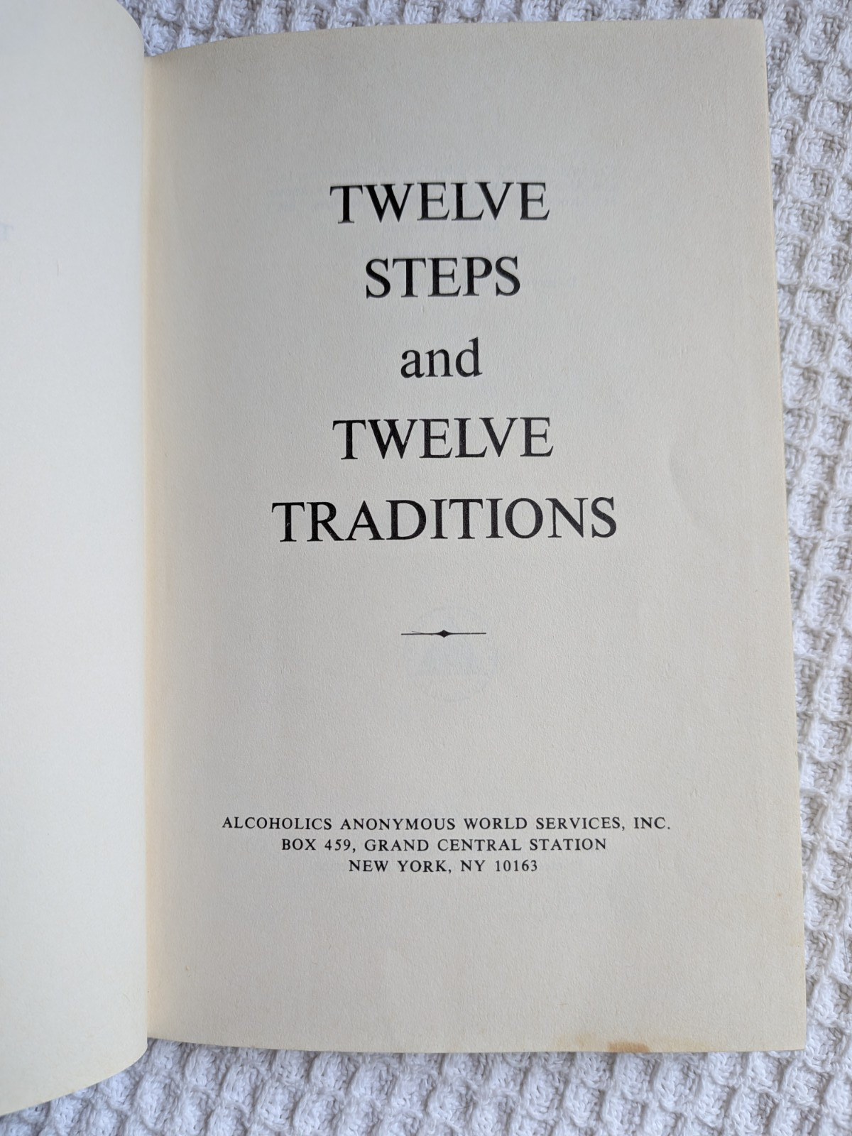 Alcoholics Anonymous 12 Steps and 12 Traditions Hardcover 1985 28th Printing