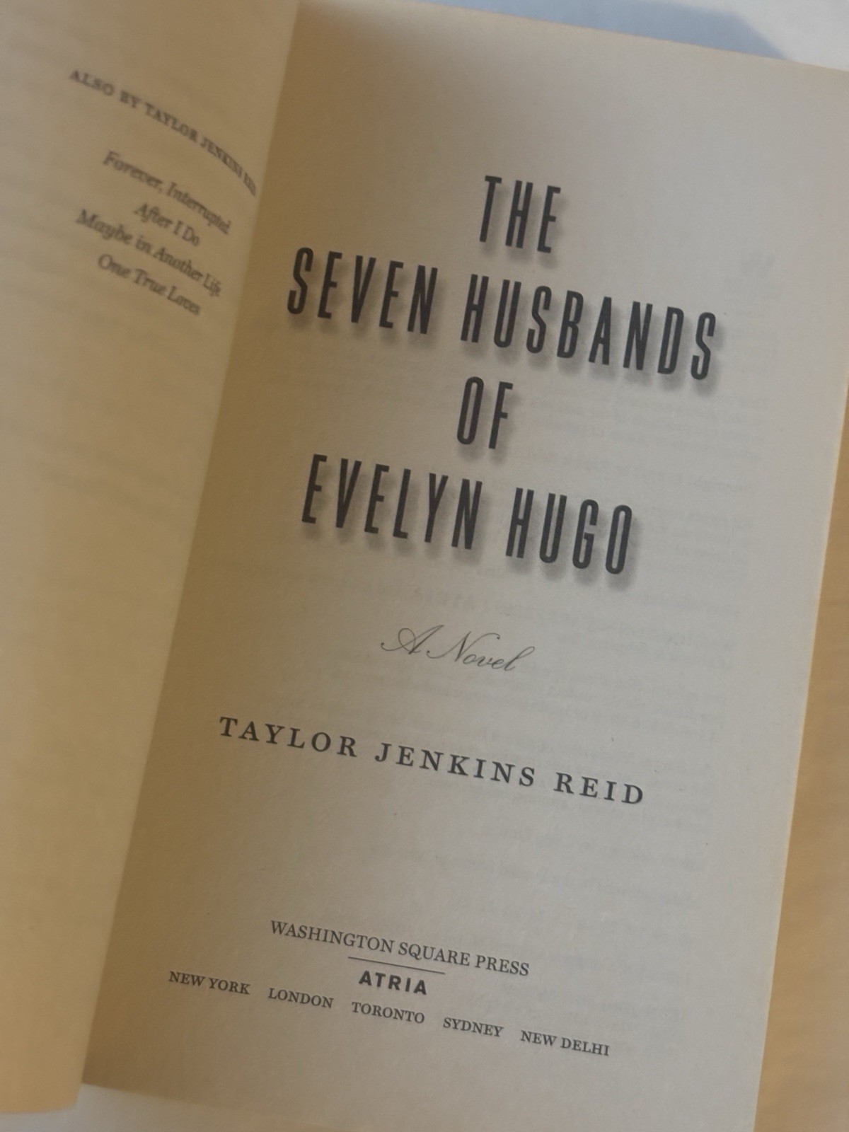 THE SEVEN HUSBANDS OF EVELYN HUGO Taylor Jenkins Reid Paperback