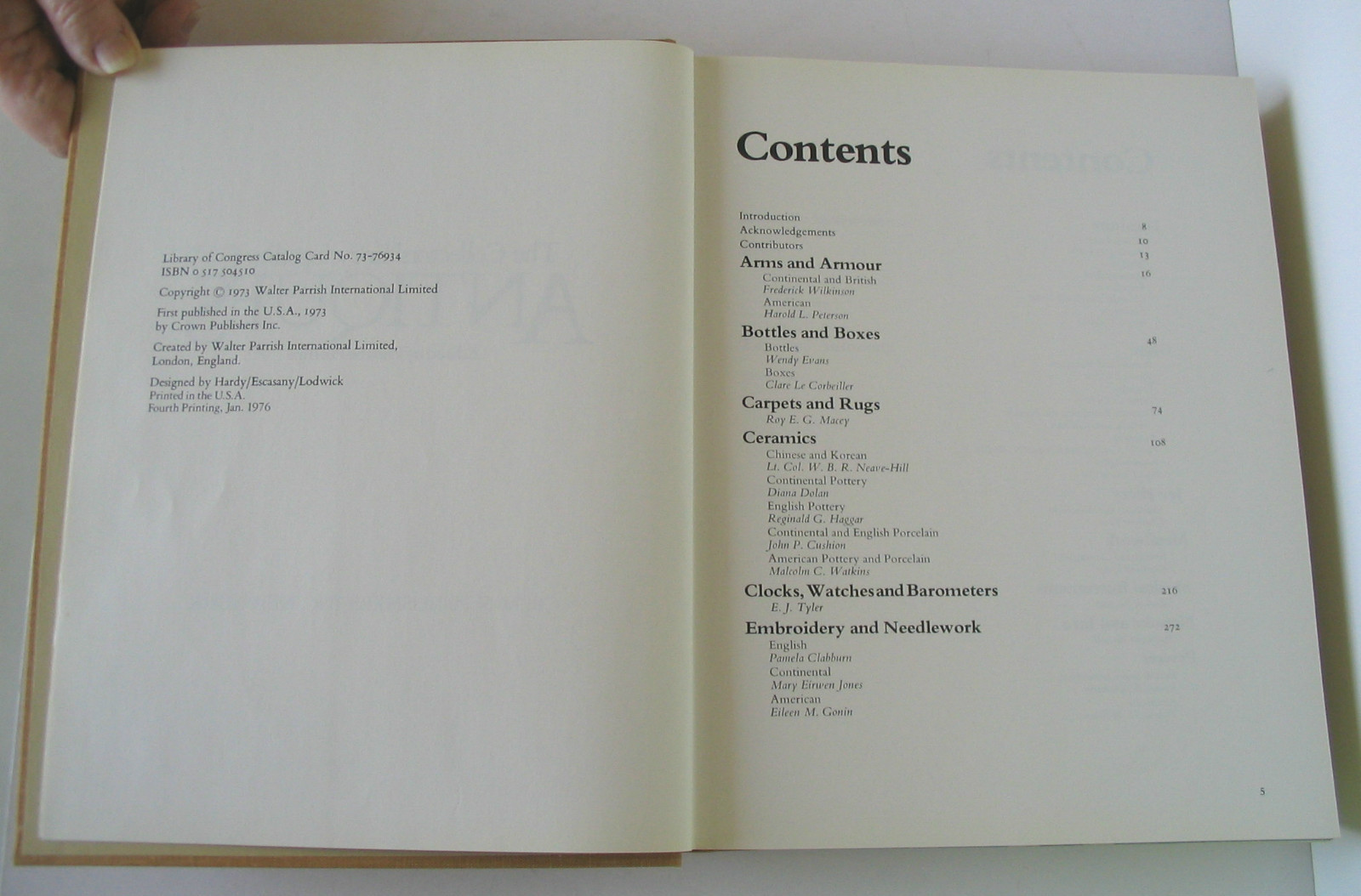THE COLLECTORS‘ ENCYCLOPEDIA OF ANTIQUES PHOEBE PHILLIPS 704 PAGES 1976 HBDJ