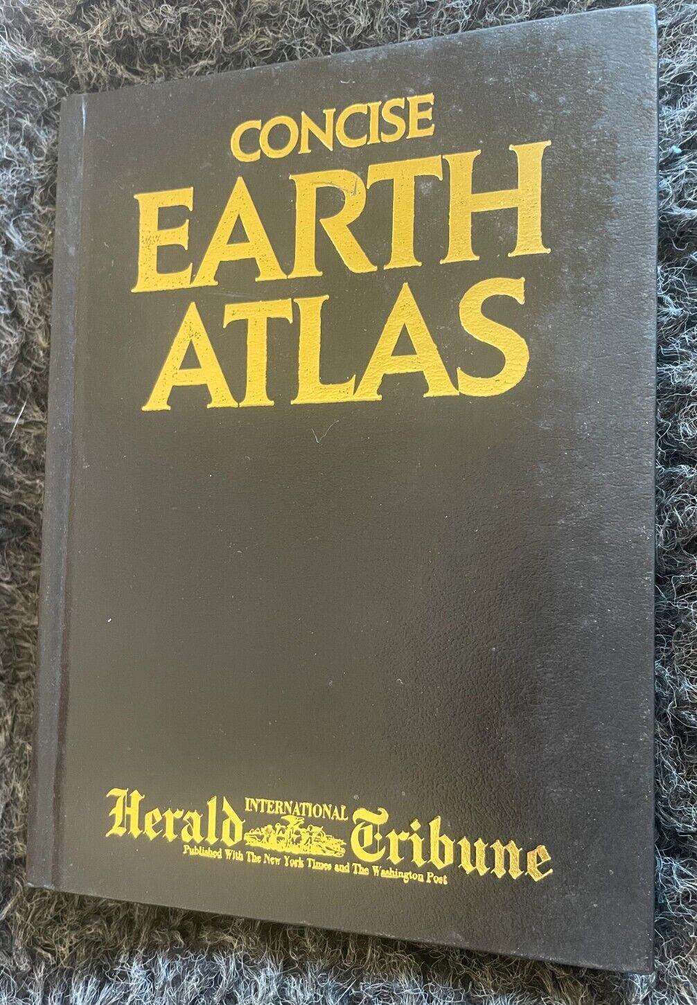 CONCISE EARTH ATLAS. HERALD INTERNATIONAL TRIBUNE. 1992. HARDCOVER. 19 BY 14 CM
