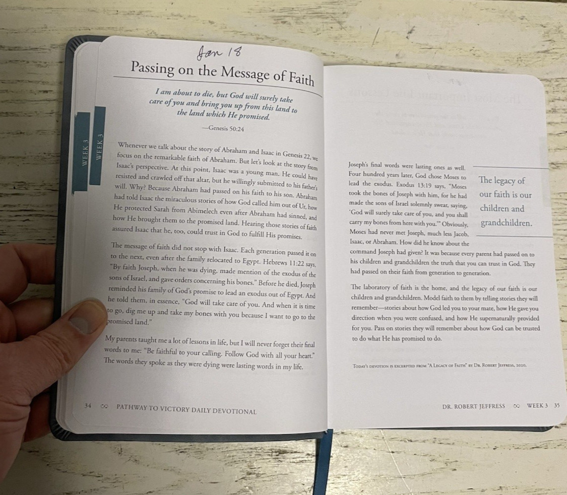 Pathway To Victory Daily Devotional Book Leatherette Dr Robert Jeffress 2022
