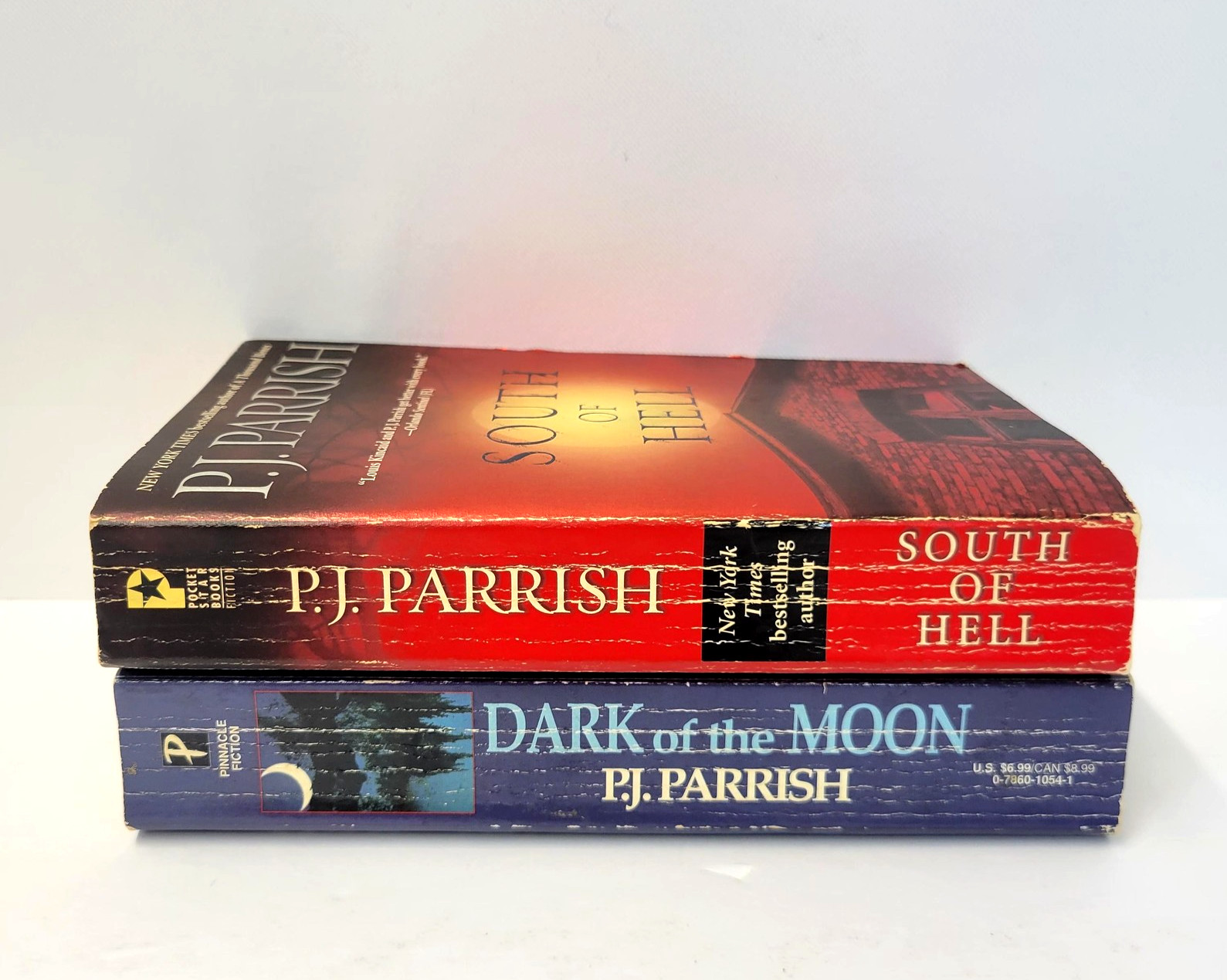 Dark Of The Moon & South Of Hell P.J. Parrish 2 Mass Market PB Lot Crime Mystery