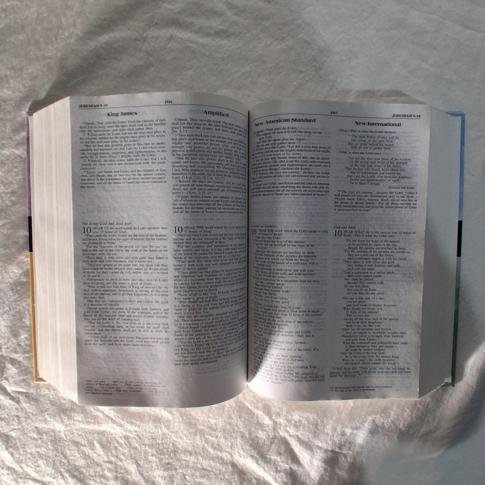 Comparative Study Bible by Zondervan Staff – 1999- Hardcover Revised edition