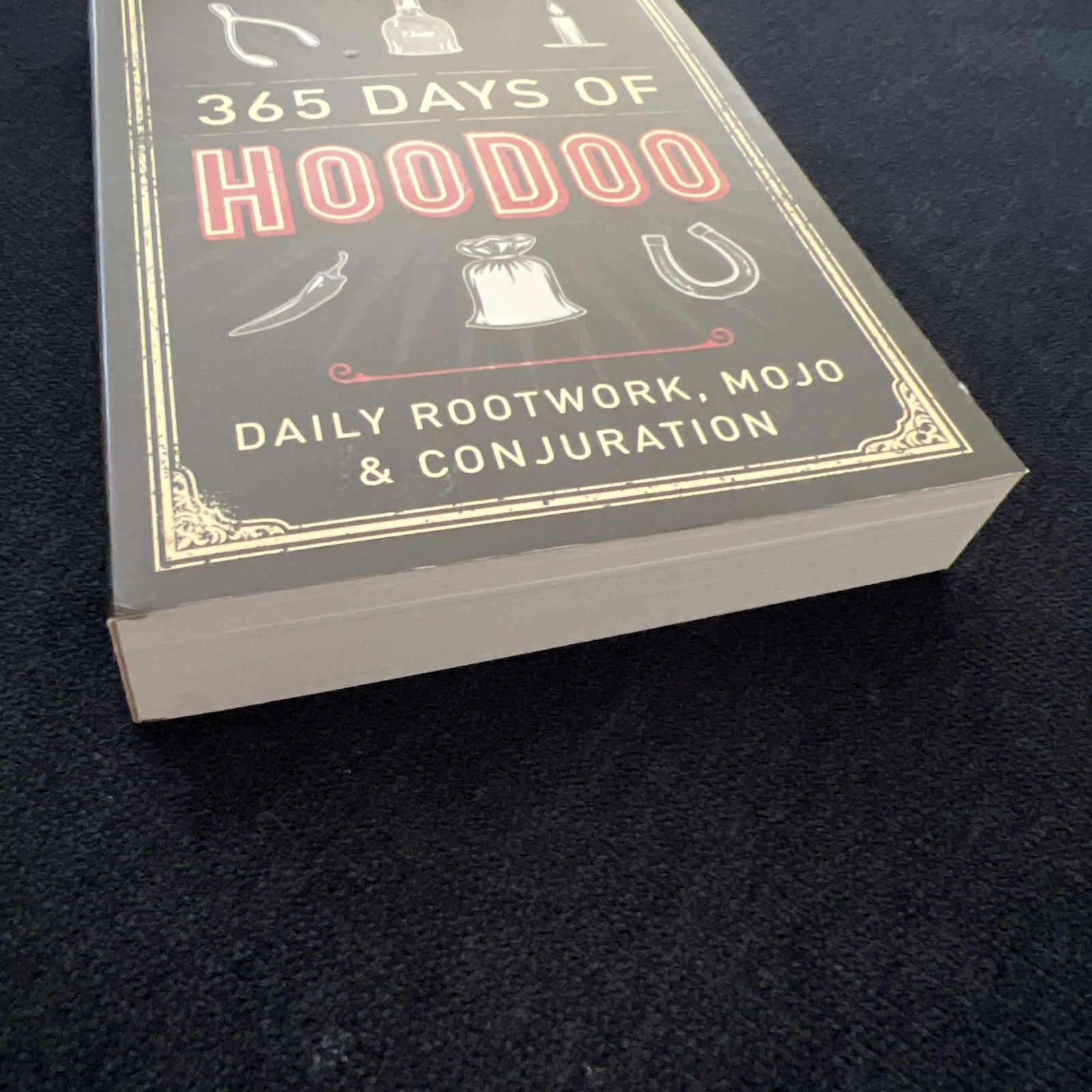 365 Days of Hoodoo: Daily Rootwork, Mojo & Conjuration EXCELLENT