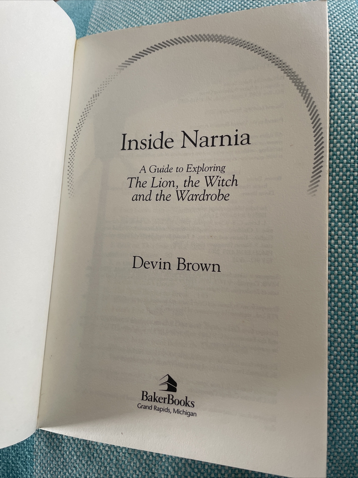 DEVIN BROWN. INIDE NARNIA. 0801065992.