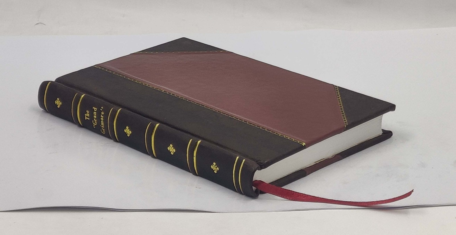The „Grand grimore“ 1910 [Leather Crafted]