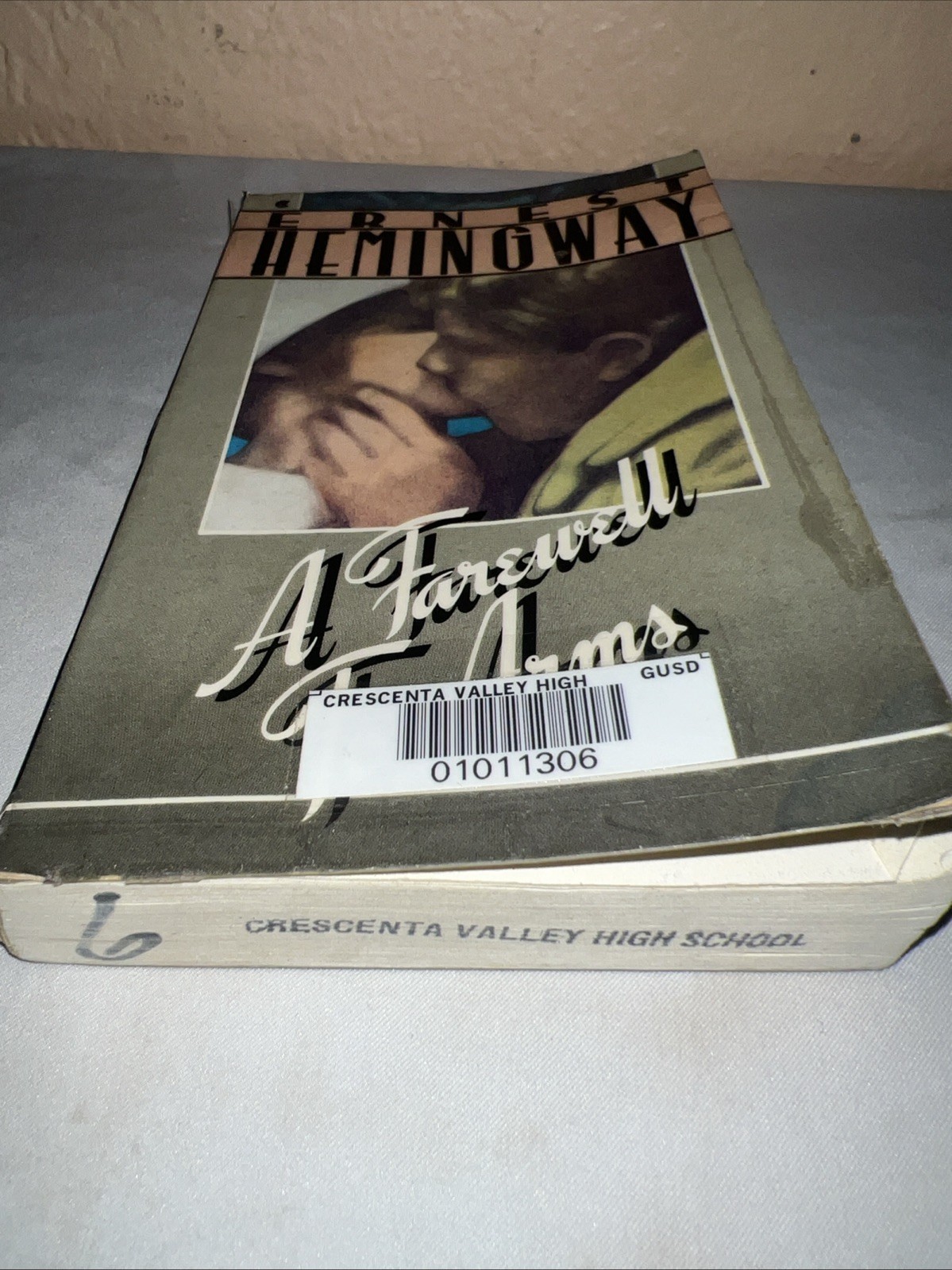 A Farewell to Arms (A Scribner Classic) – Paperback By Hemingway, Ernest – GOOD