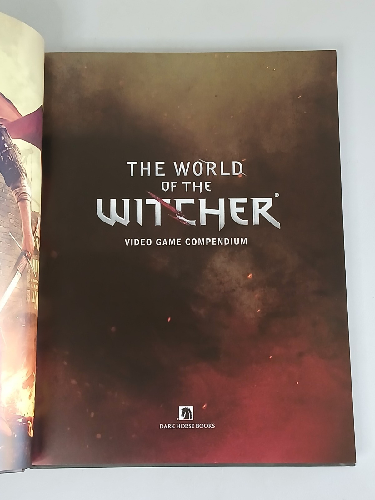 THE WORLD OF THE WITCHER Video Game Compendium Guide Dark Horse 2015 Preowned