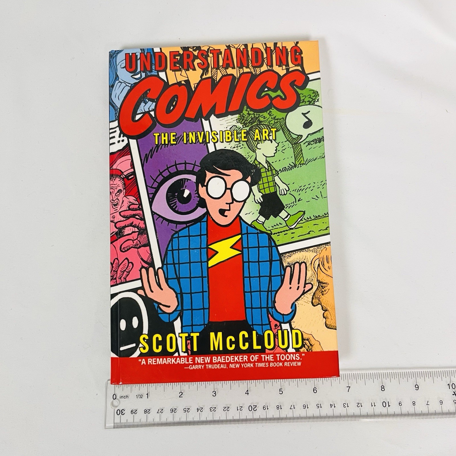 Understanding Comics: The Invisible Art by McCloud, Scott Very Good Condition