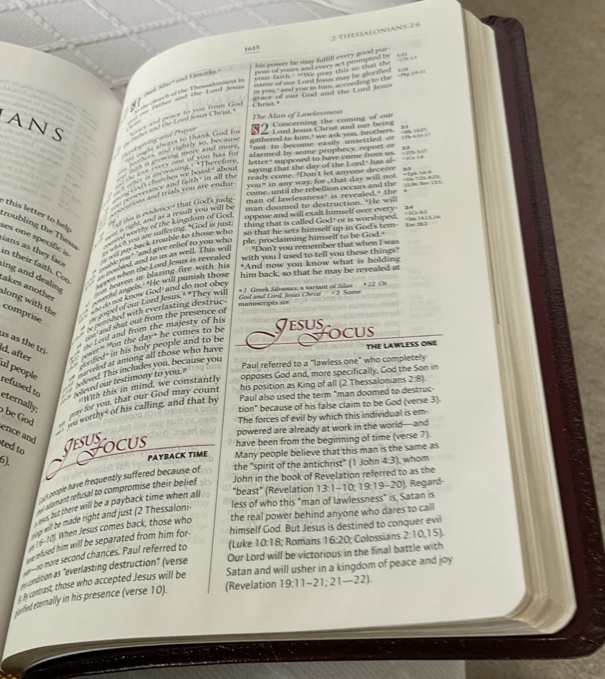 THE KNOWING JESUS STUDY BIBLE. NIB. Burgundy Leather. Free Shipping.