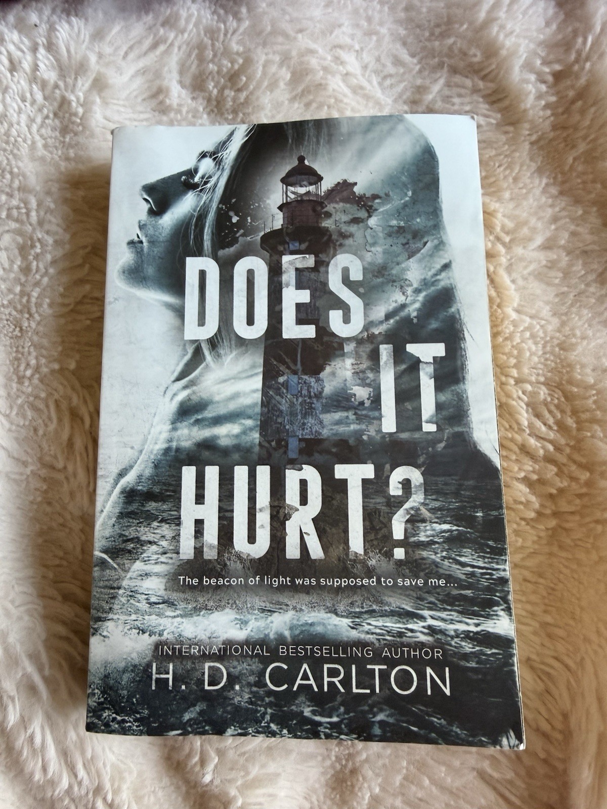 H. D. Carlton Does It Hurt? (2024) Trade Paperback Novel – Zando, Romance