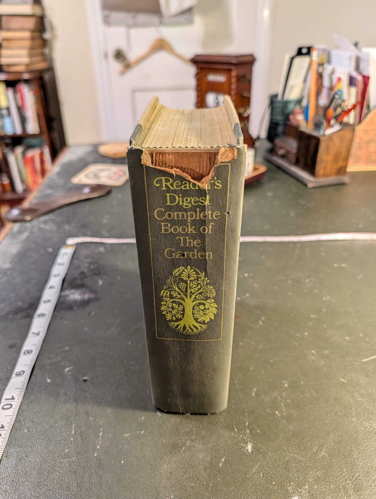 1968 Reader’s Digest Complete Book of The Garden, damaged Hardcover