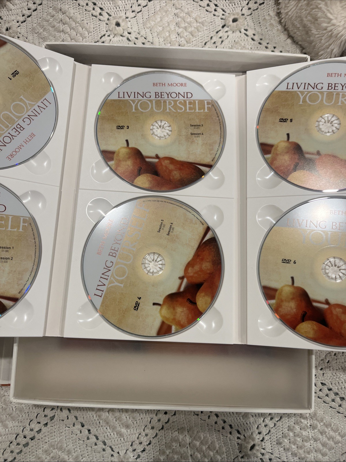 LIVING BEYOND YOURSELF – LEADER KIT – BETH MOORE – 6 DVD/BOOK /LEADER GUIDE