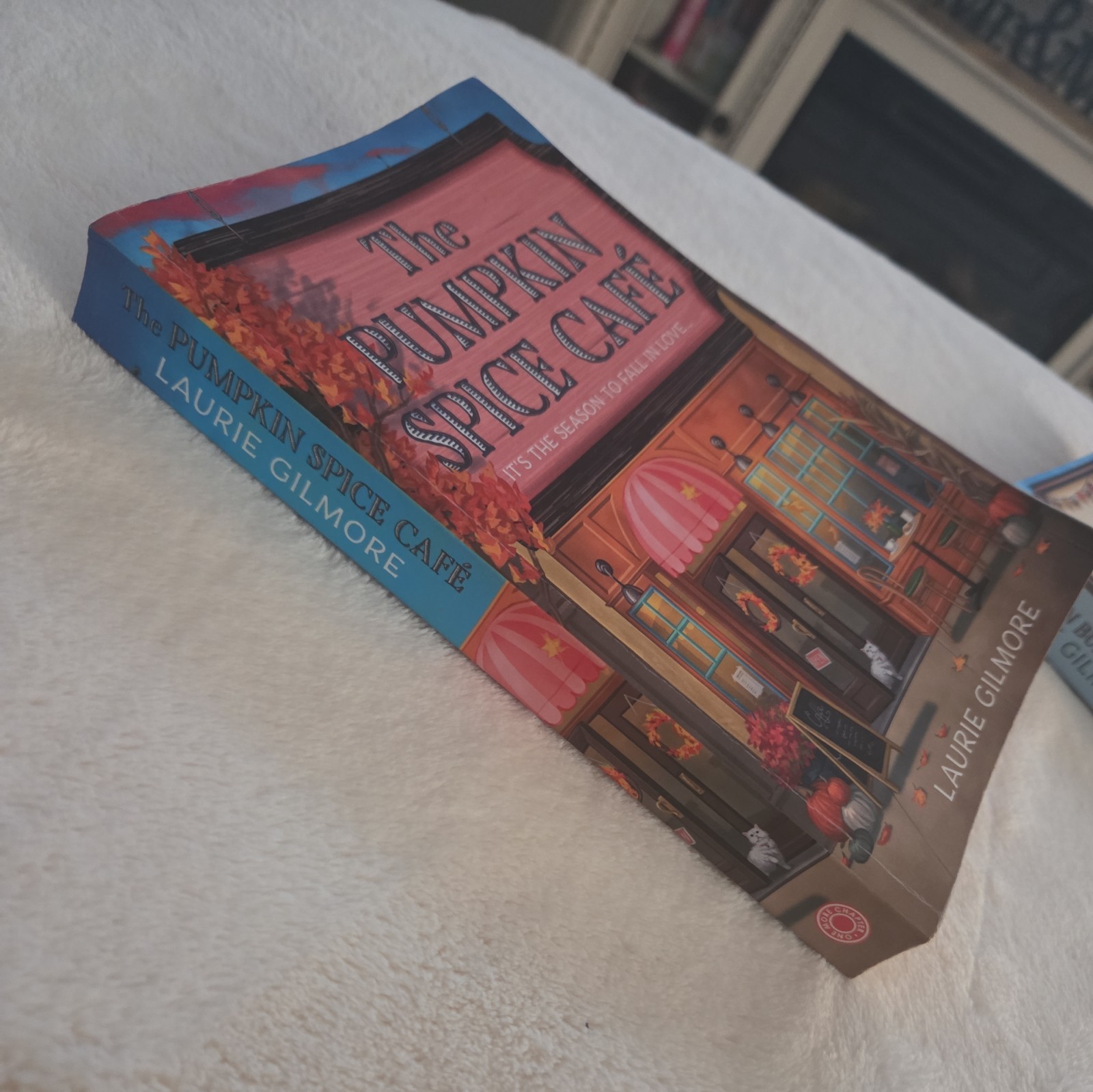 2 Books Set: Pumpkin Spice Cafe and Cinnamon Bun Book Store (English, Paperback)