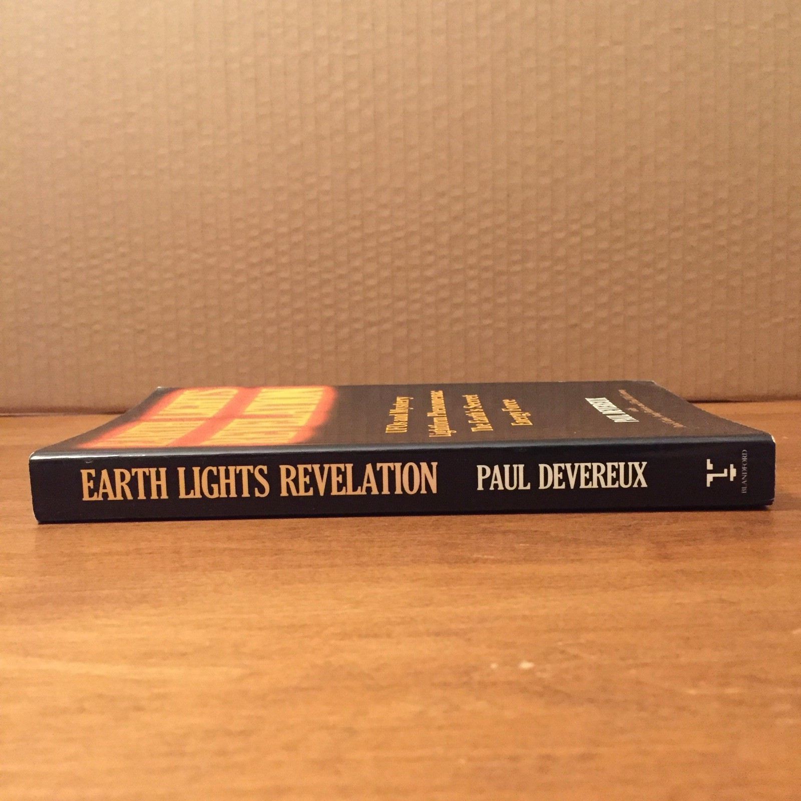 Earth Lights Revelation: UFOs and Mystery…. Paul Devereux 1990 Blandford TPB G