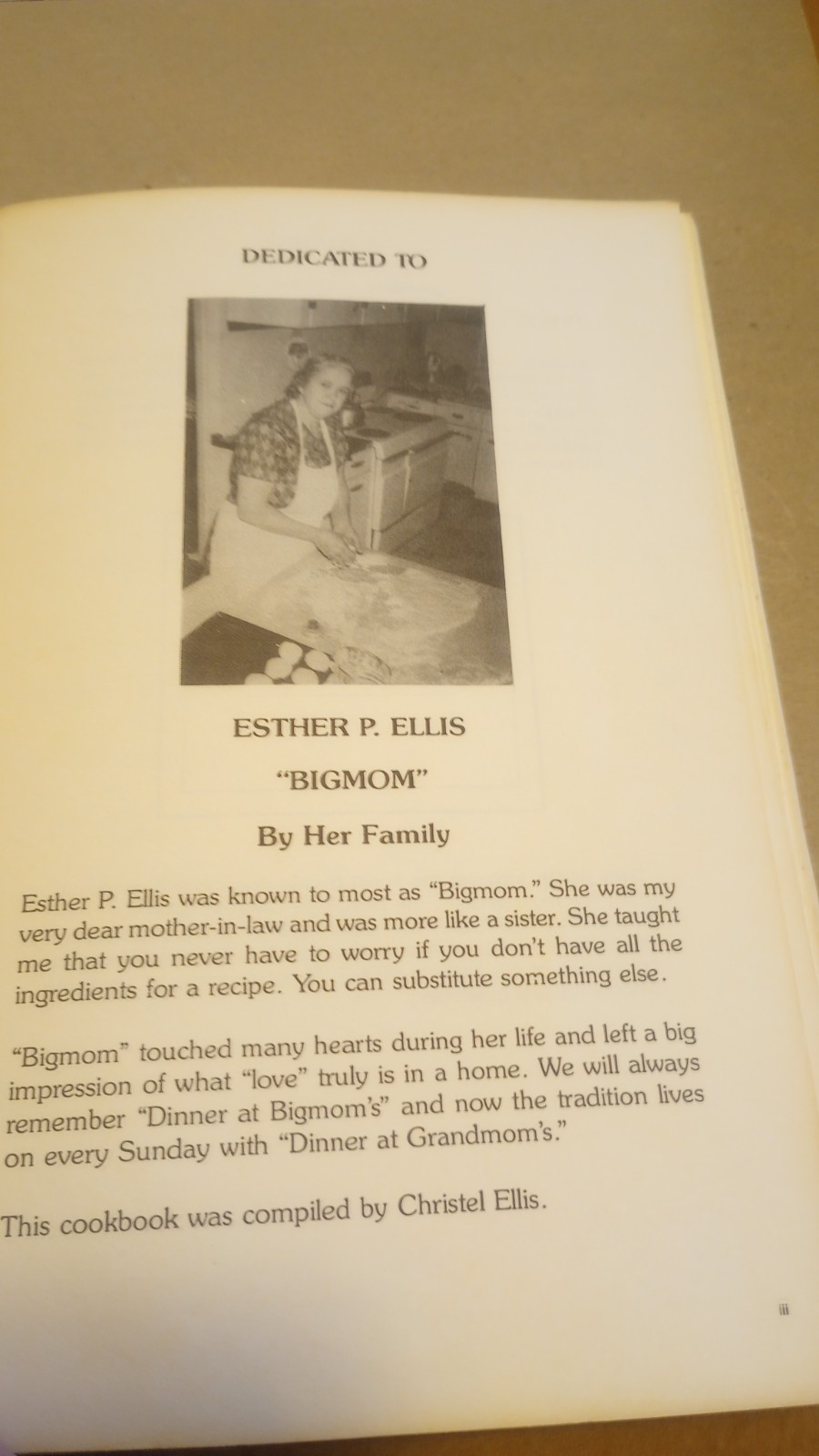 1993 „Sunday Dinner at Grandmom’s“ Cookbook by Christel Ellis – 112+ Pages