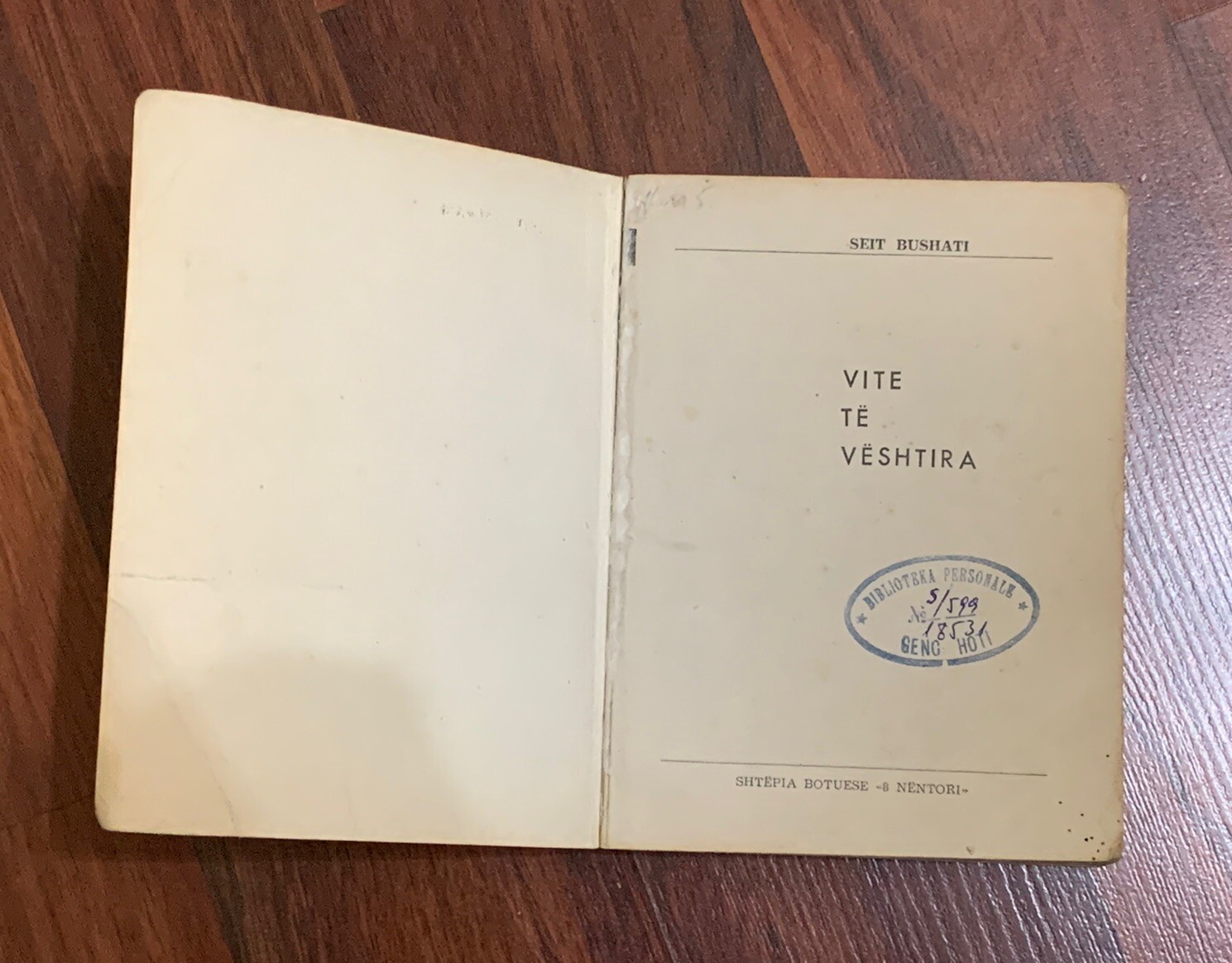 OLD ALBANIAN BOOK-VITE TE VESHTIRA-SEIT BUSHATI-1982-COMMUNISM TIME-174 Pages