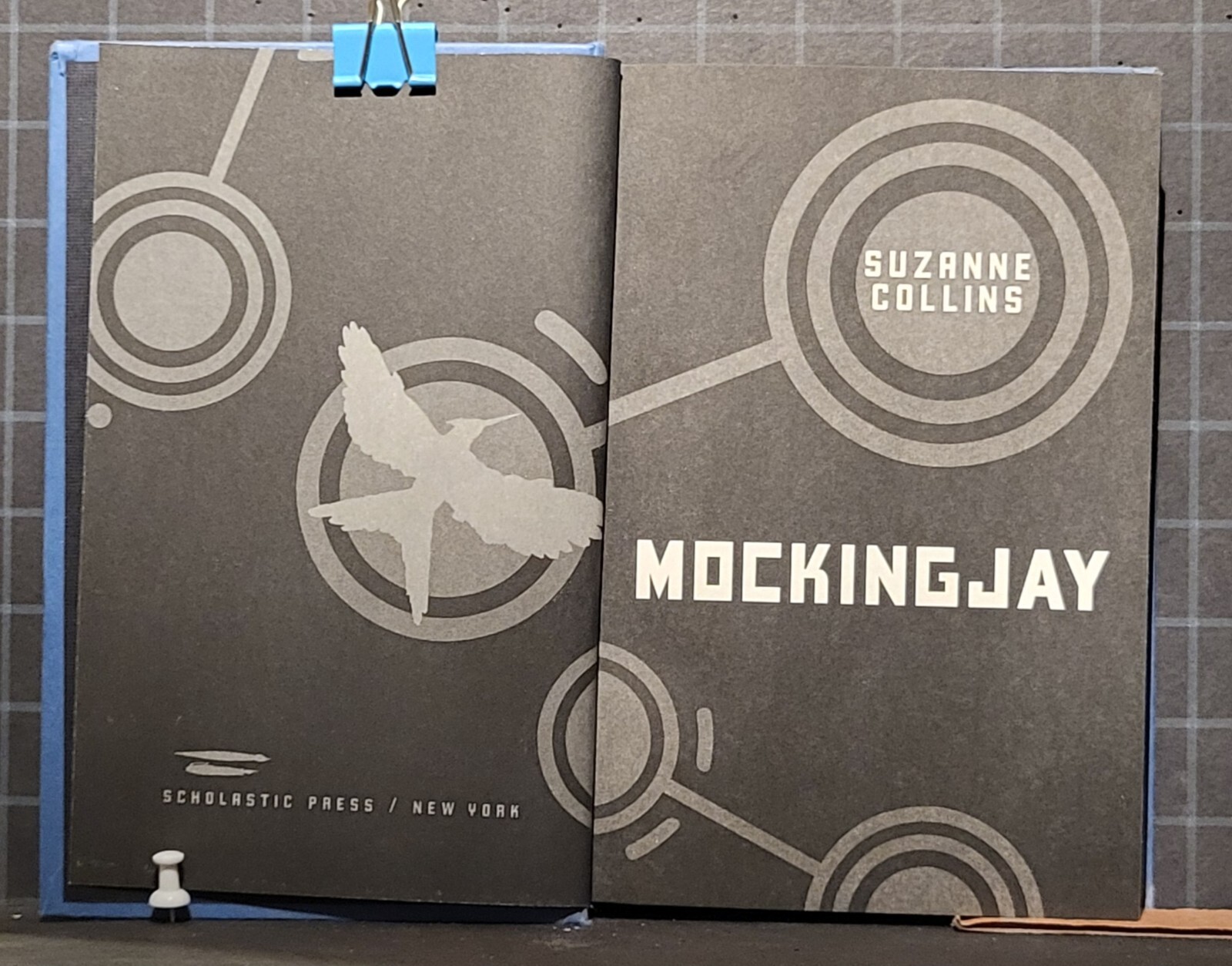 The Hunger Games Ser.: Mockingjay: Book Three by Suzanne Collins 775