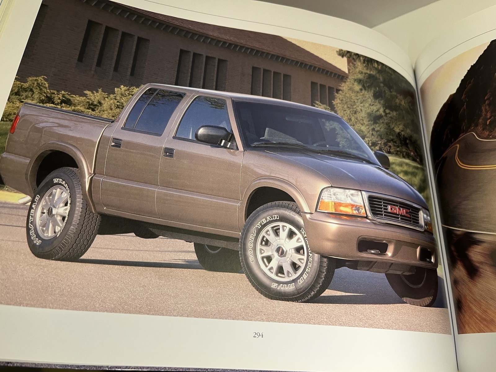 The Ultimate Encyclopedia of Pickups by Peter Henshaw 2005 Hardcover 448 Pages