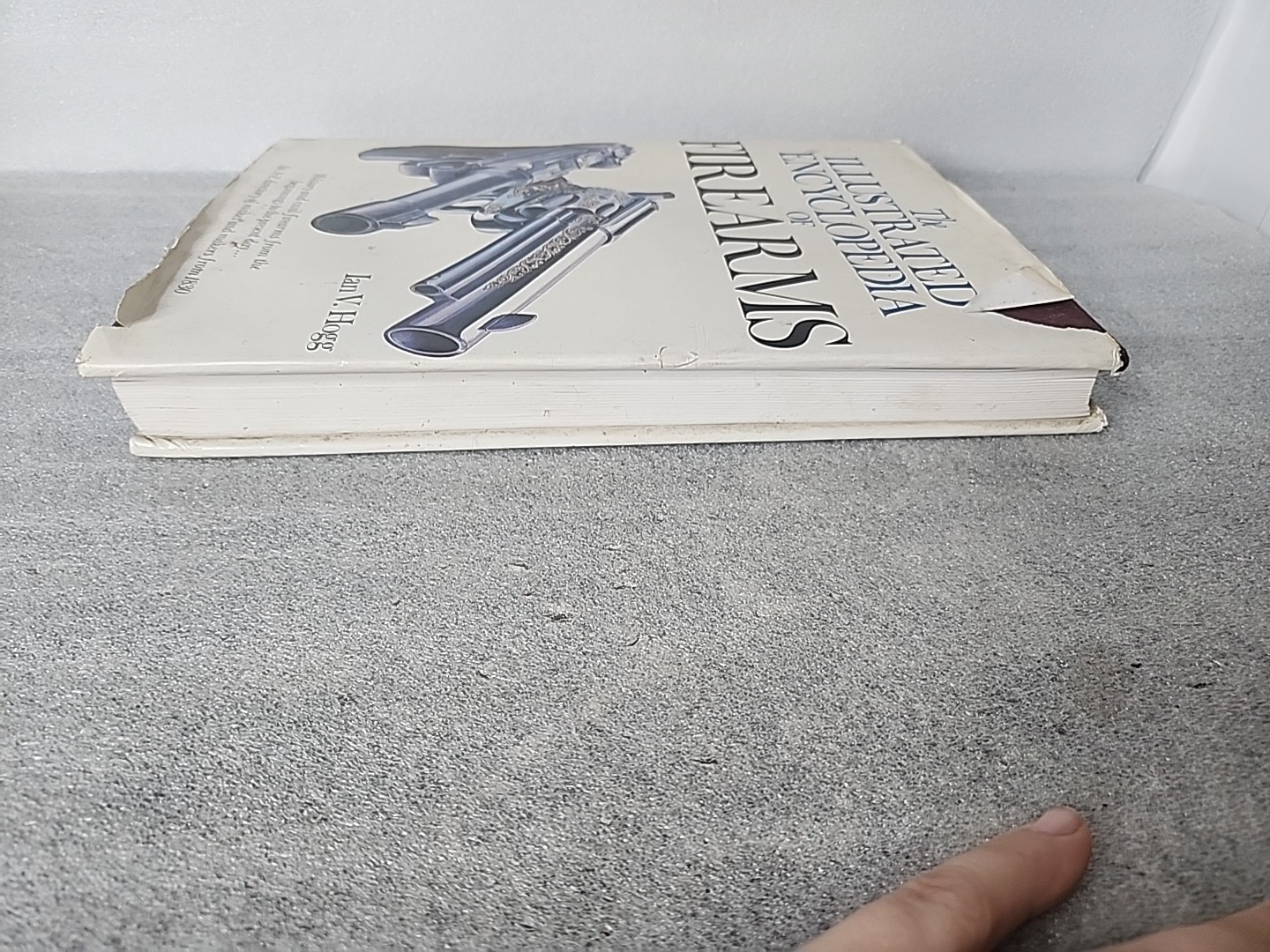 The Illustrated Encyclopedia of Firearms Ian V Hogg 1978