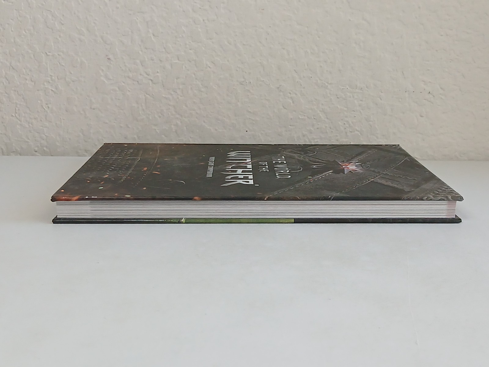THE WORLD OF THE WITCHER Video Game Compendium Guide Dark Horse 2015 Preowned