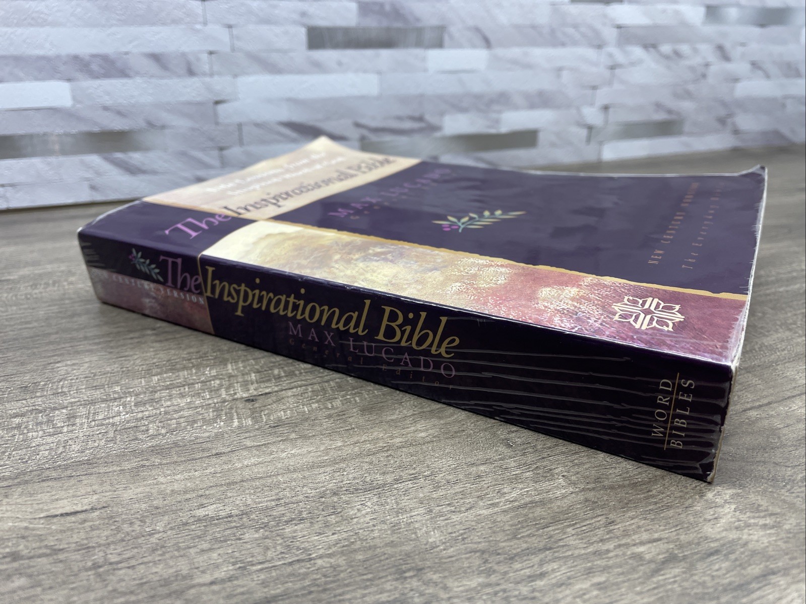 The Inspirational Bible (New Century Version, The Everyday Bible) – ACCEPTABLE