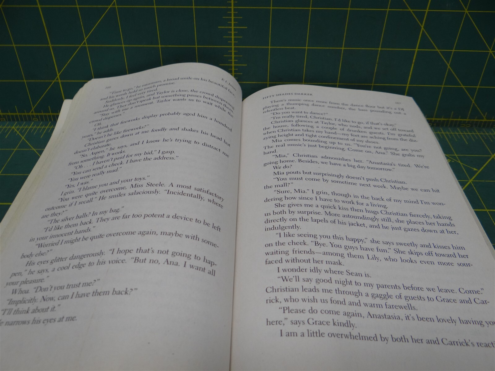 Fifty Shades Darker E.L. James 2011 Paperback 532 pgs Best Seller Romance