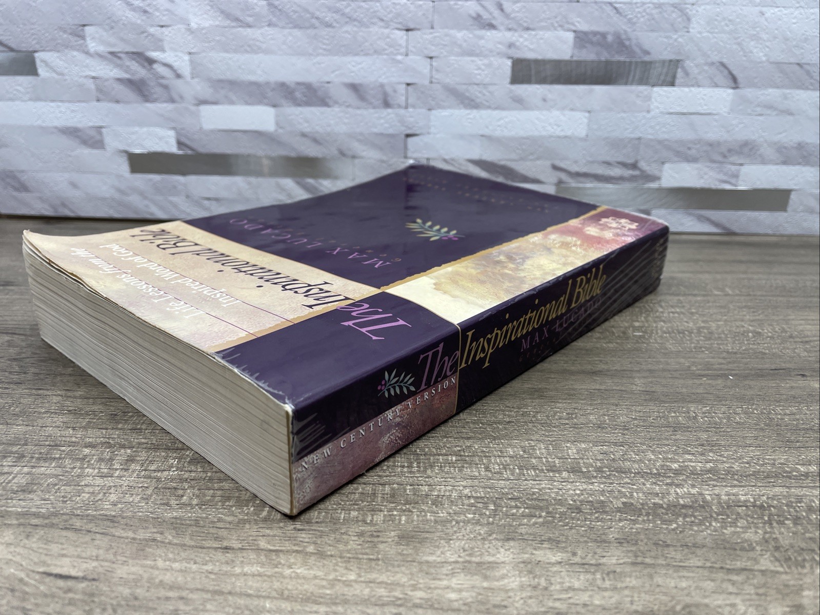 The Inspirational Bible (New Century Version, The Everyday Bible) – ACCEPTABLE
