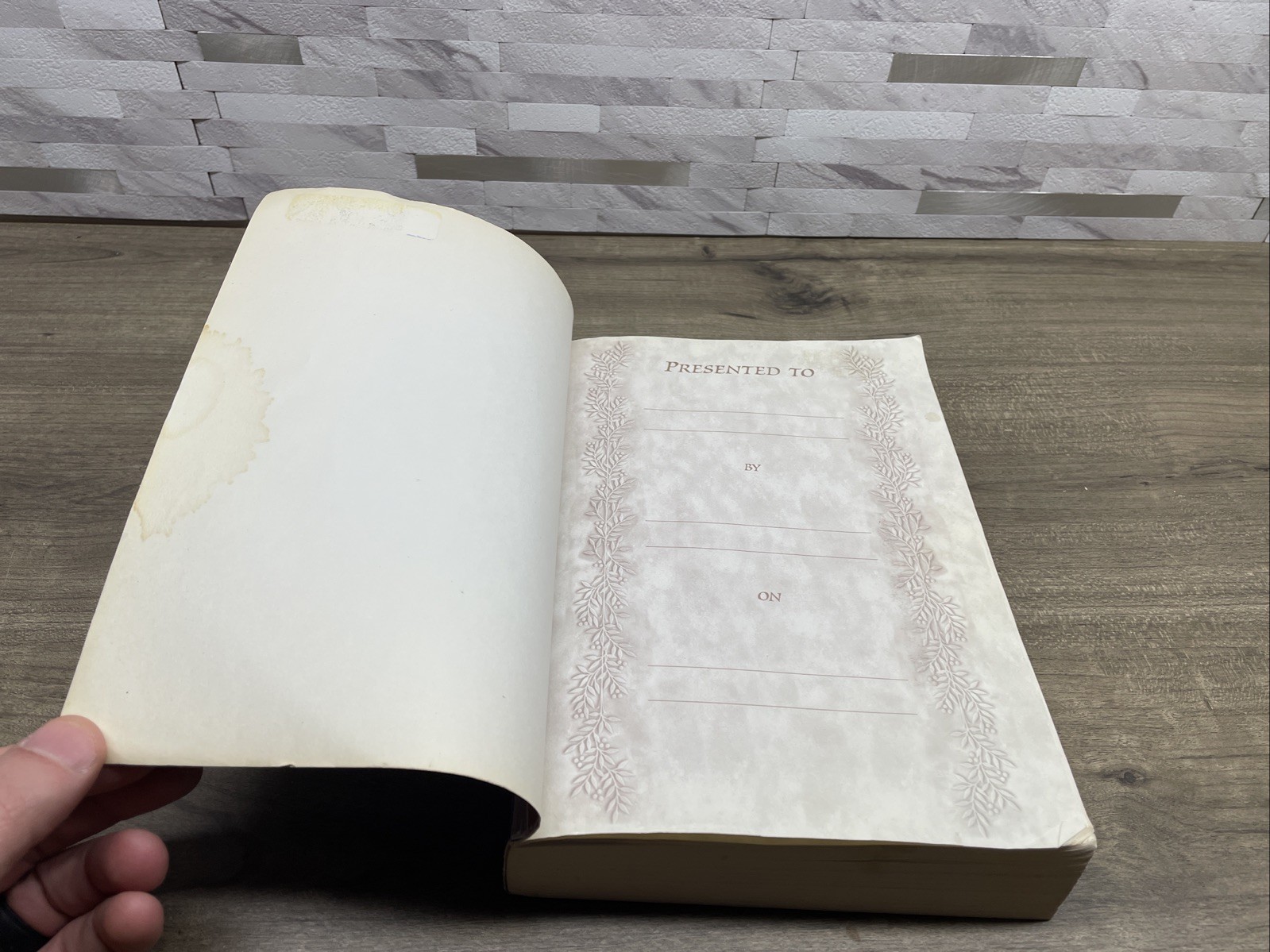 The Inspirational Bible (New Century Version, The Everyday Bible) – ACCEPTABLE