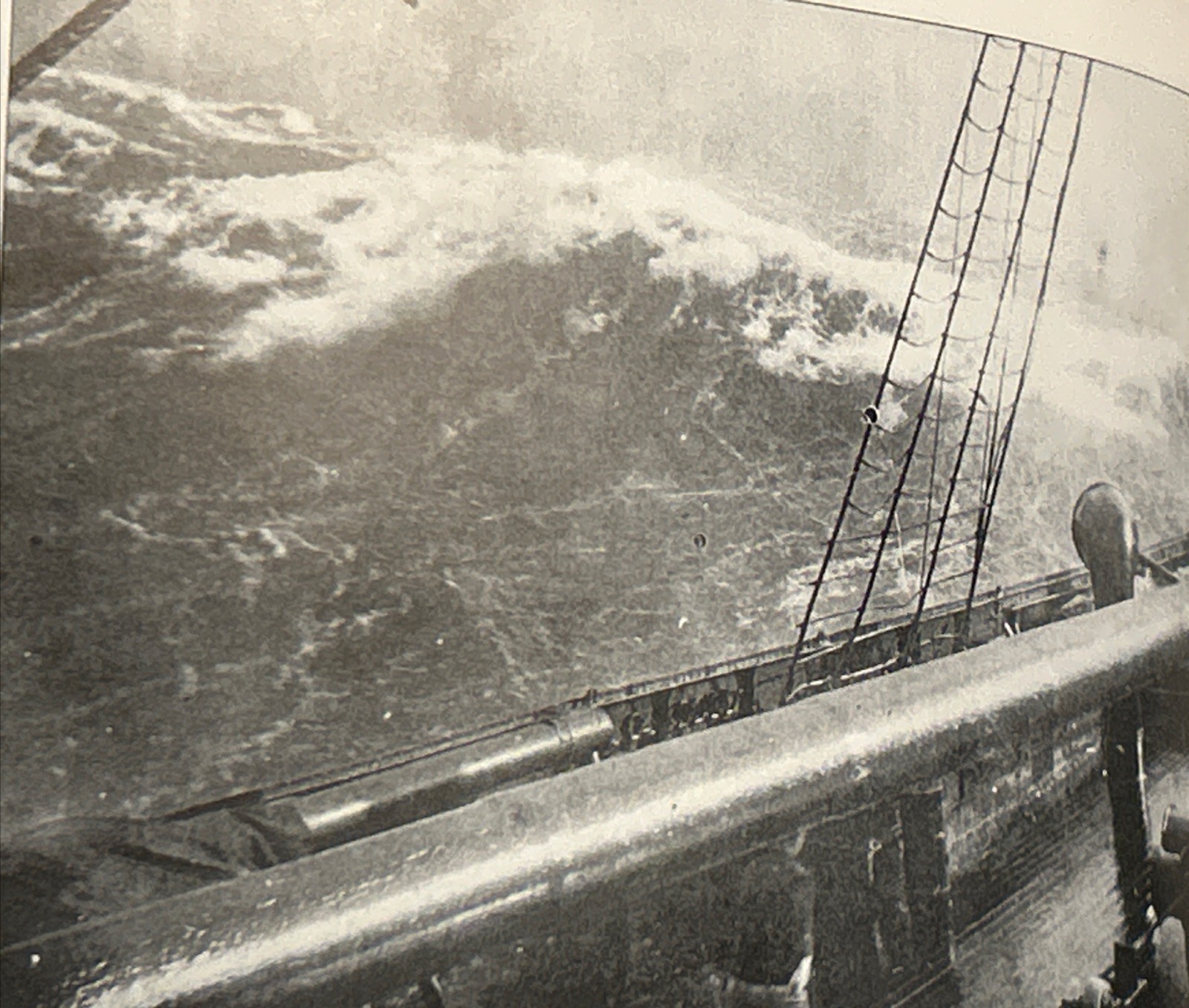 WW1 THE WOLF: HOW ONE GERMAN RAIDER TERRORIZED THE ALLIES Richard Guilliatt