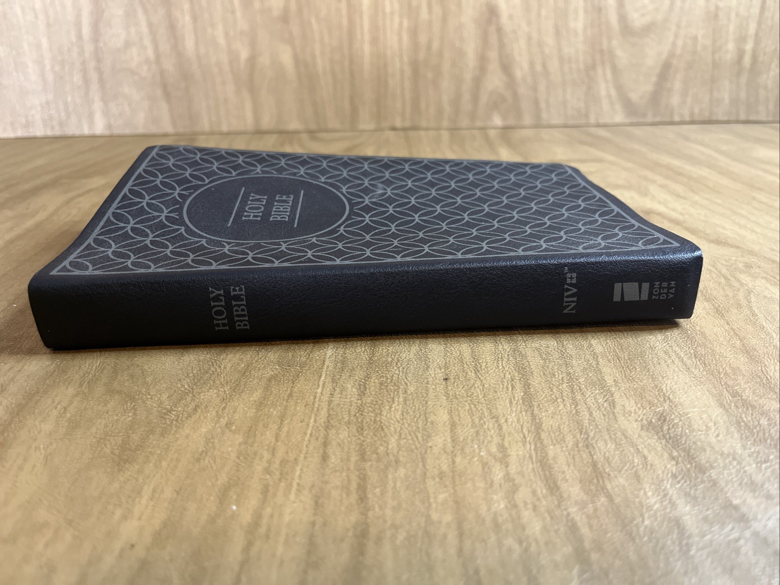 NIV Thinline Holy Bible Black Pattern Leathersoft 2011 Zondervan Good Condition