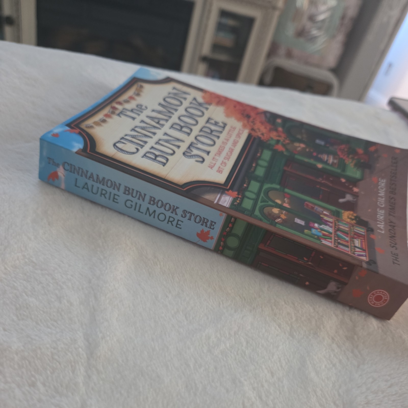 2 Books Set: Pumpkin Spice Cafe and Cinnamon Bun Book Store (English, Paperback)