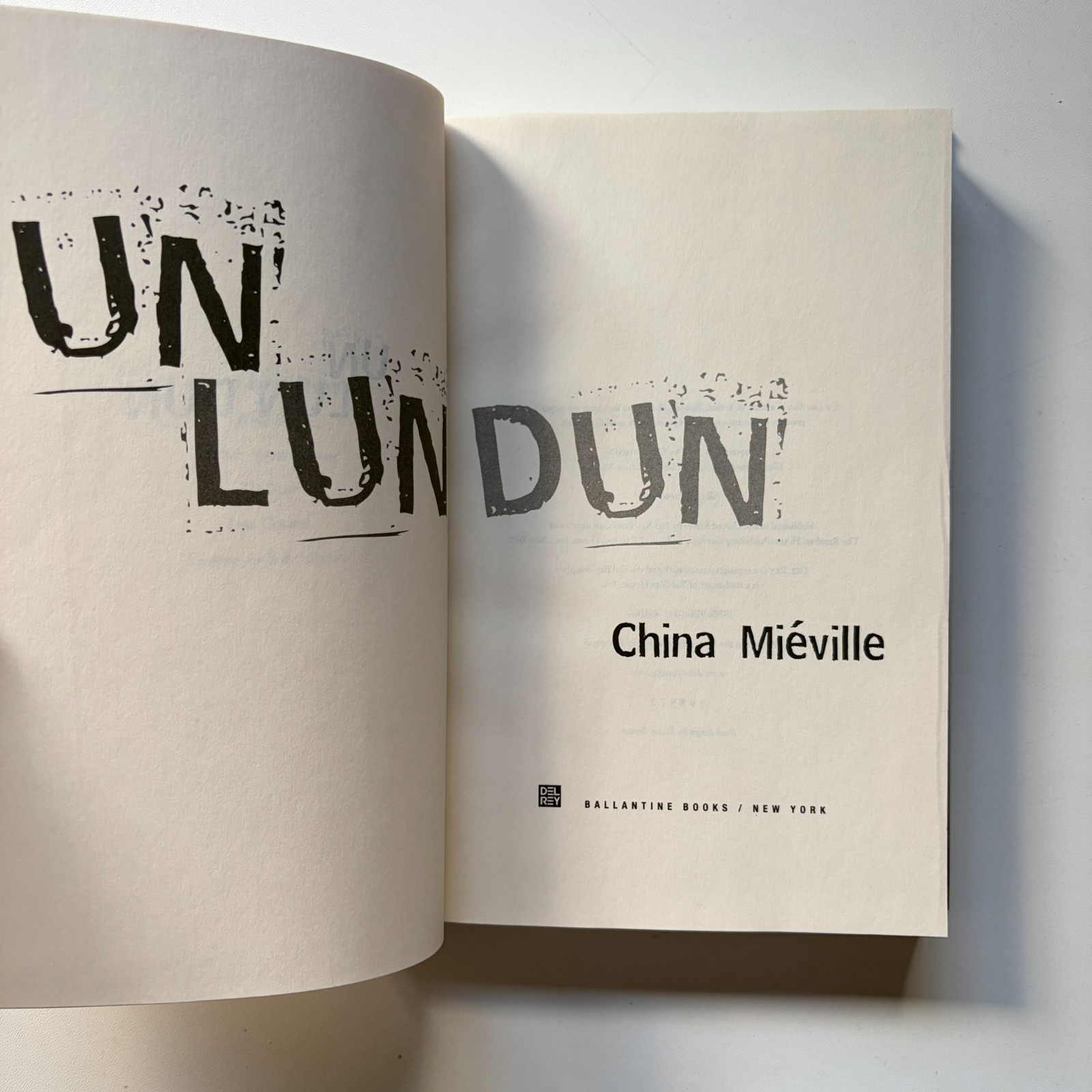 Un Lun Dun China Miéville Hardcover 2007 Del Rey Fantasy Novel Like New