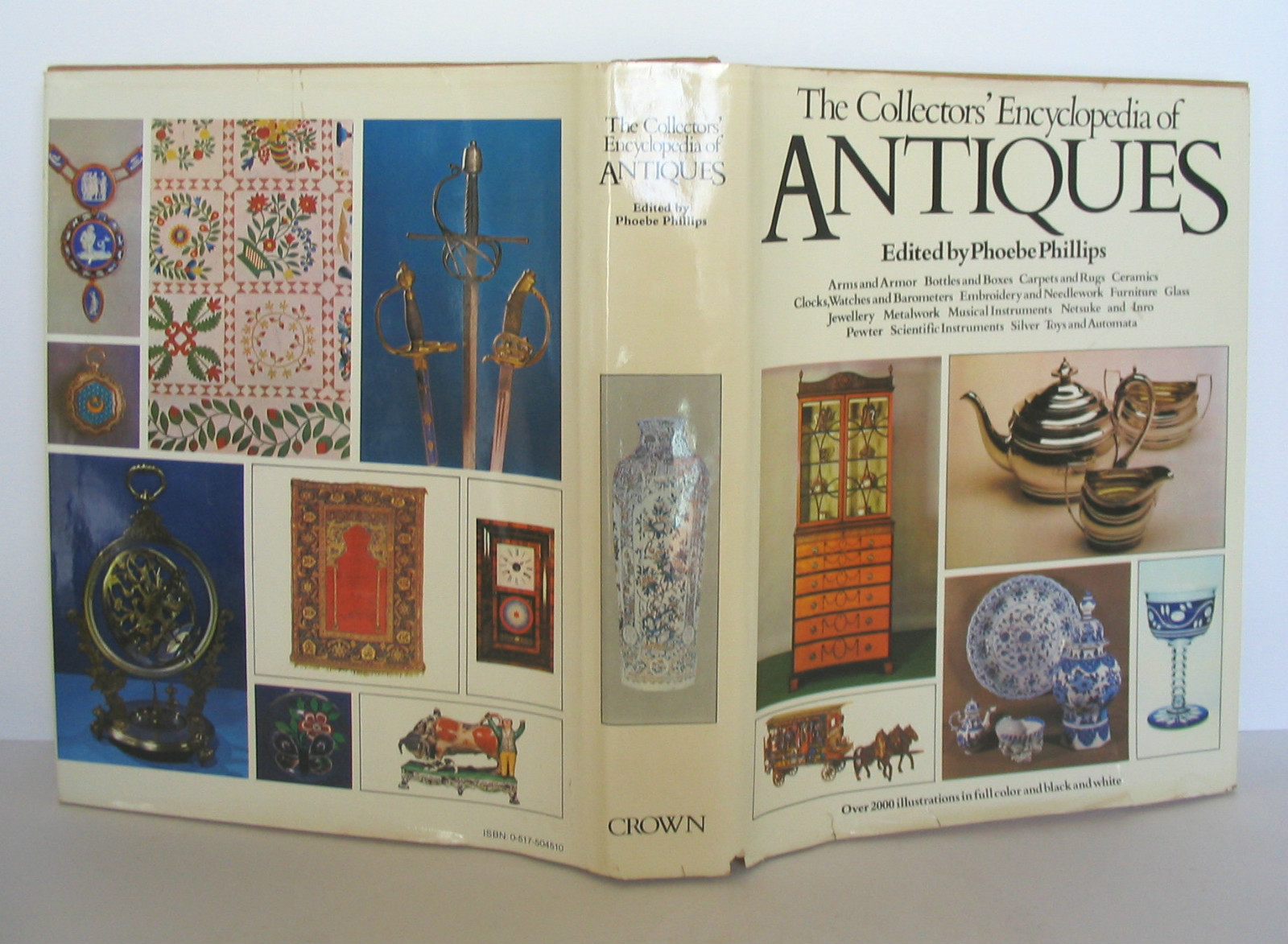 THE COLLECTORS‘ ENCYCLOPEDIA OF ANTIQUES PHOEBE PHILLIPS 704 PAGES 1976 HBDJ