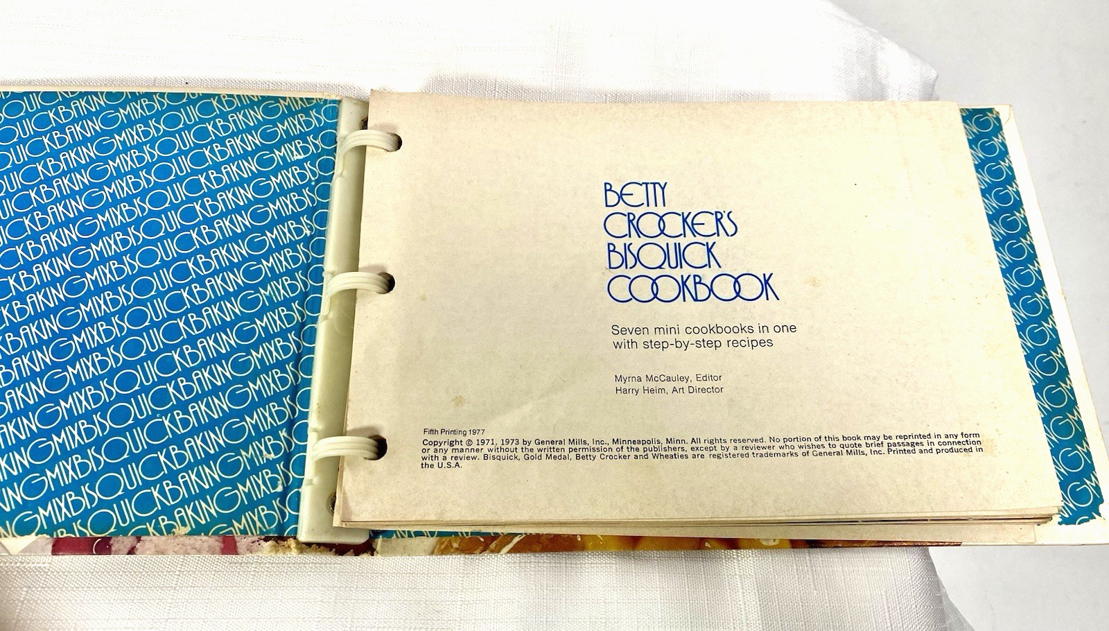 Betty Crocker Bisquick Cookbook 1977 General Mills Minnesota 124 Pages