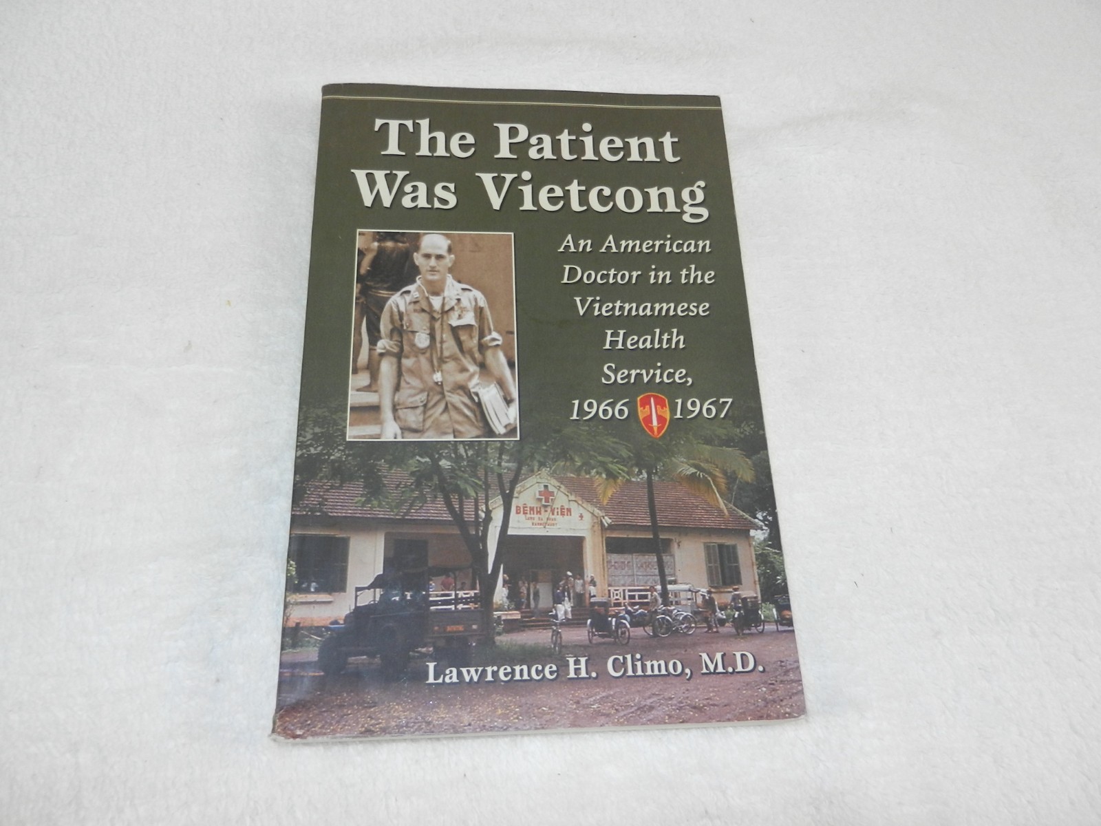 VIETNAM 1966-1967 US Army doctor treats civilians „THE PATIENT WAS VIETCONG“