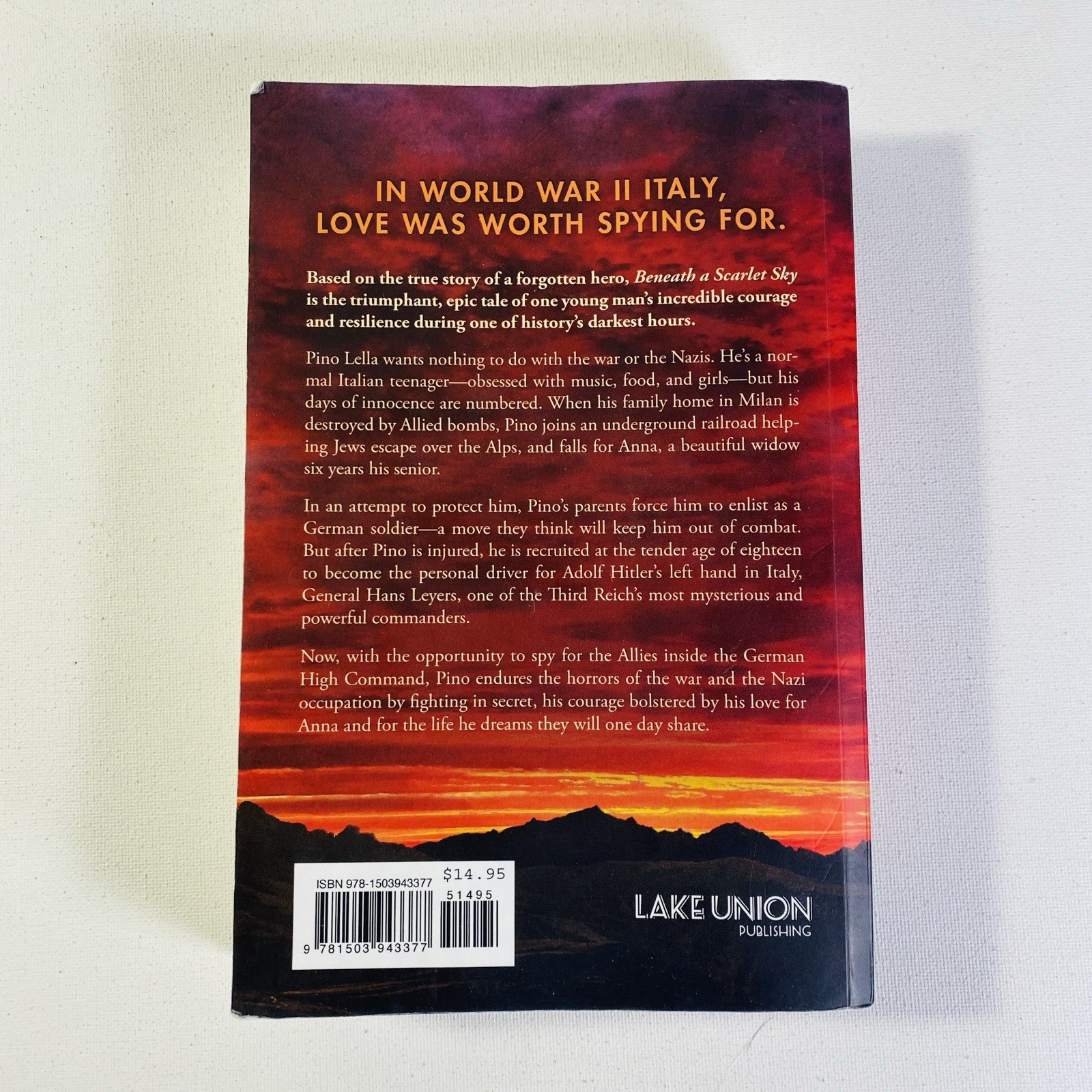 Beneath a Scarlet Sky : A Novel by Mark Sullivan 2017, Trade Paperback