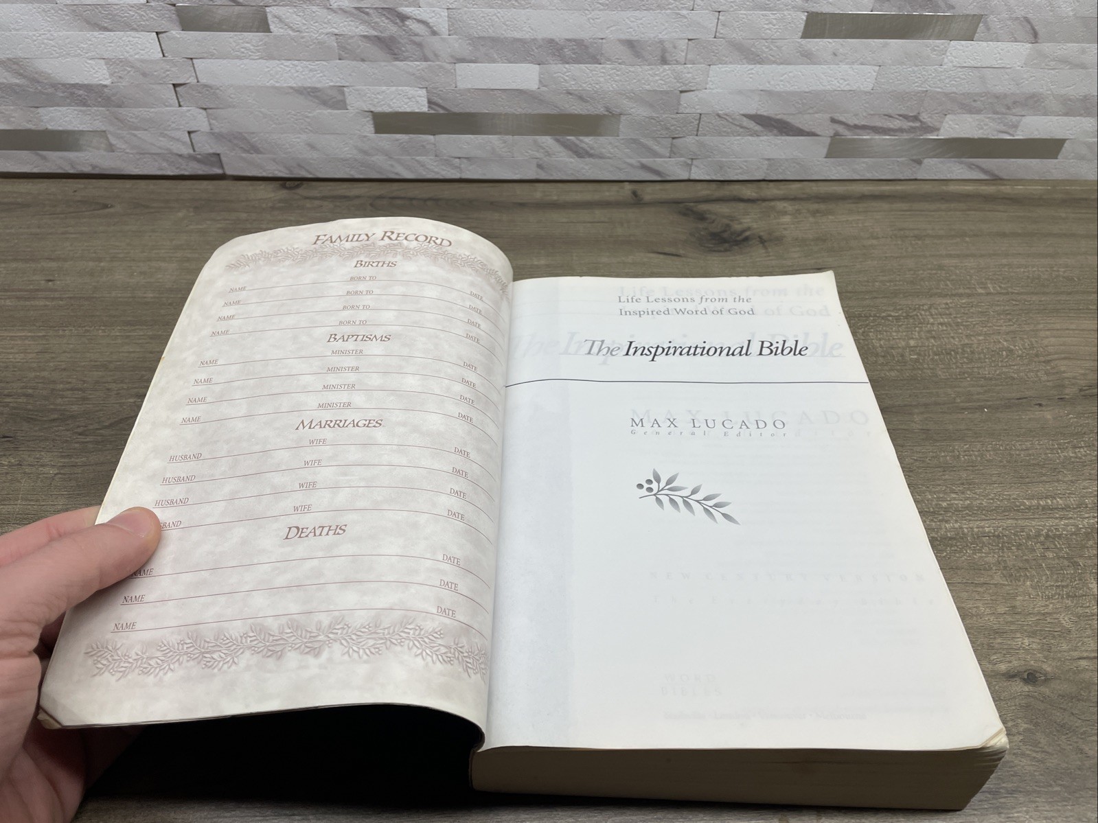 The Inspirational Bible (New Century Version, The Everyday Bible) – ACCEPTABLE