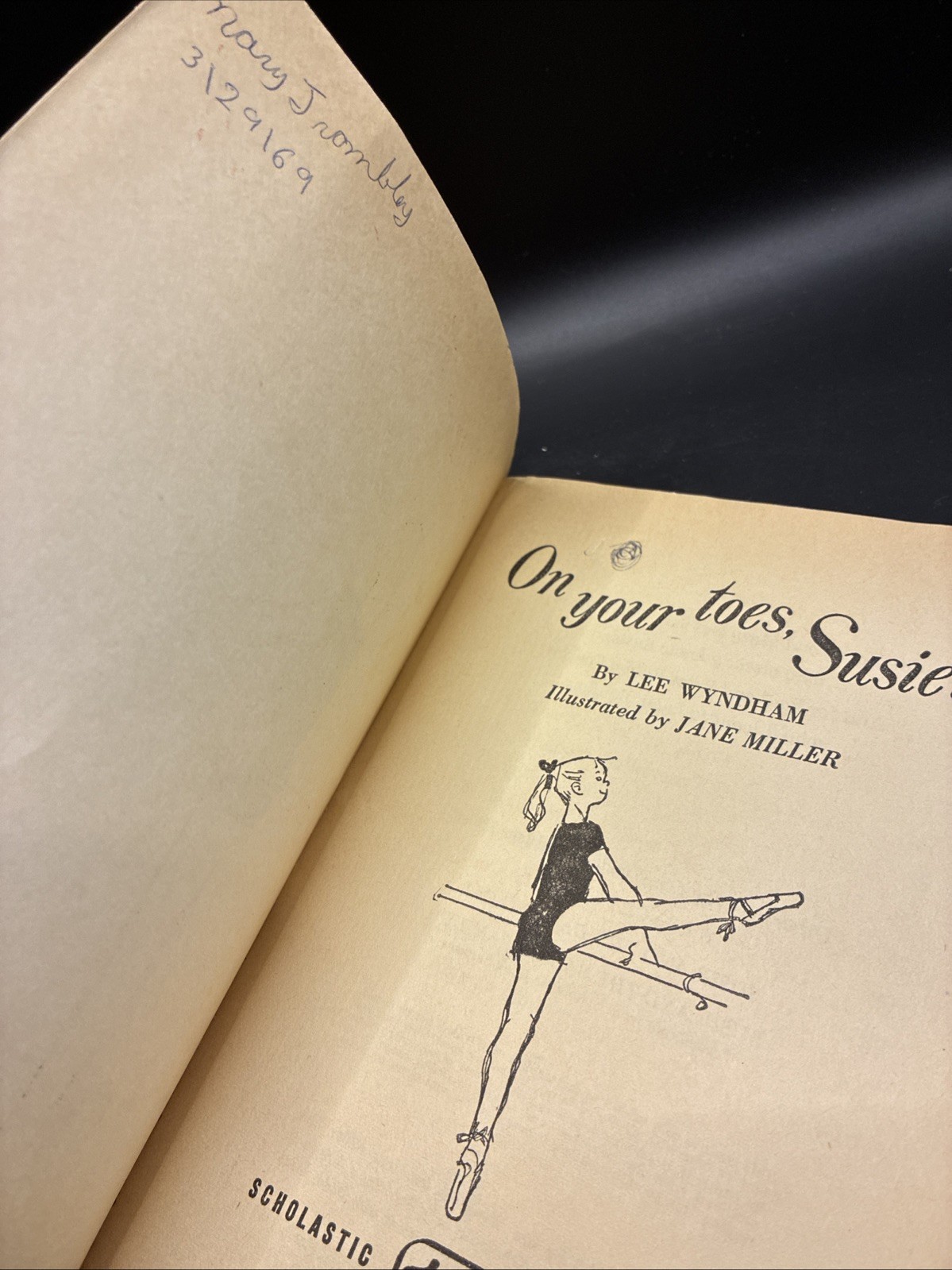 On Your Toes, Susie! ~ Lee Wyndham ~ Vtg Scholastic Book Services ~ TX 161
