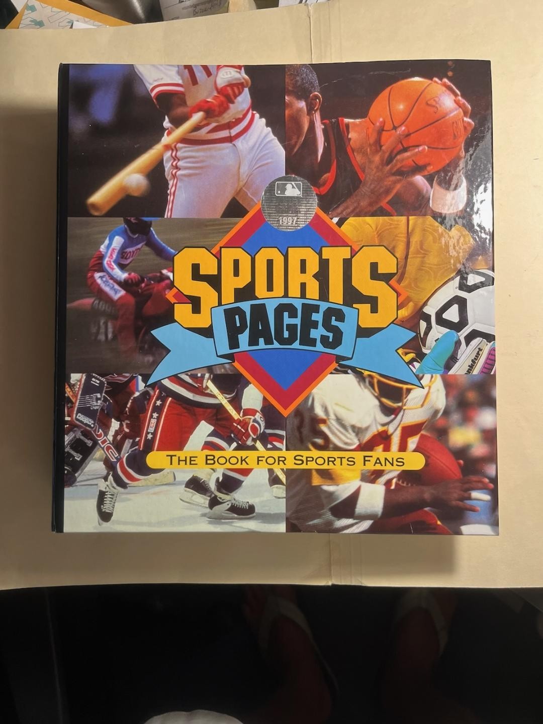 „Sports Pages: The Book For Sports Fans“ Collector’s Hardcover Binder