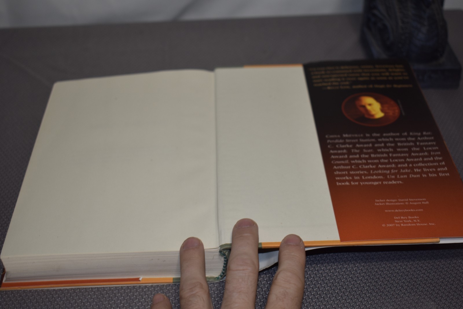 Un Lun Dun by China Miéville (1st Edition/First Printing, 2007, Hardcover)