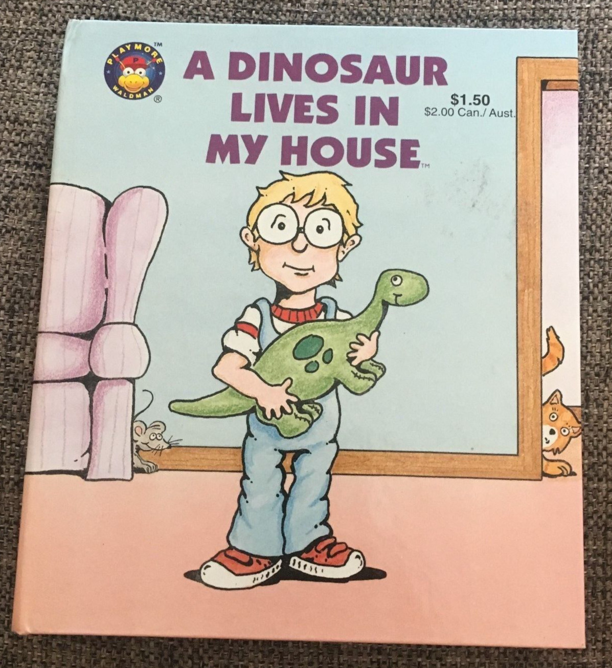 A DINOSAUR LIVES IN MY HOUSE. PLAYMORE. 0866116052. 16 BY 14CM