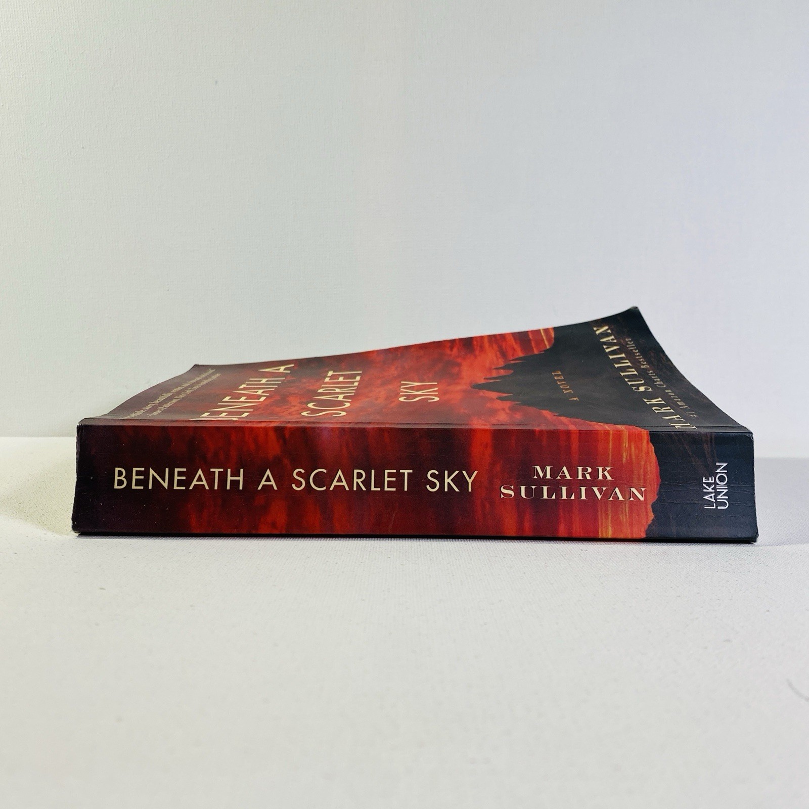 Beneath a Scarlet Sky : A Novel by Mark Sullivan 2017, Trade Paperback