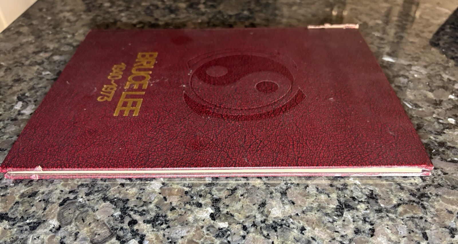 BRUCE LEE 1940-1973 – Circa 1974. READ DESCRIPTION ABOUT BONUS PAGES (ERRORS)!!
